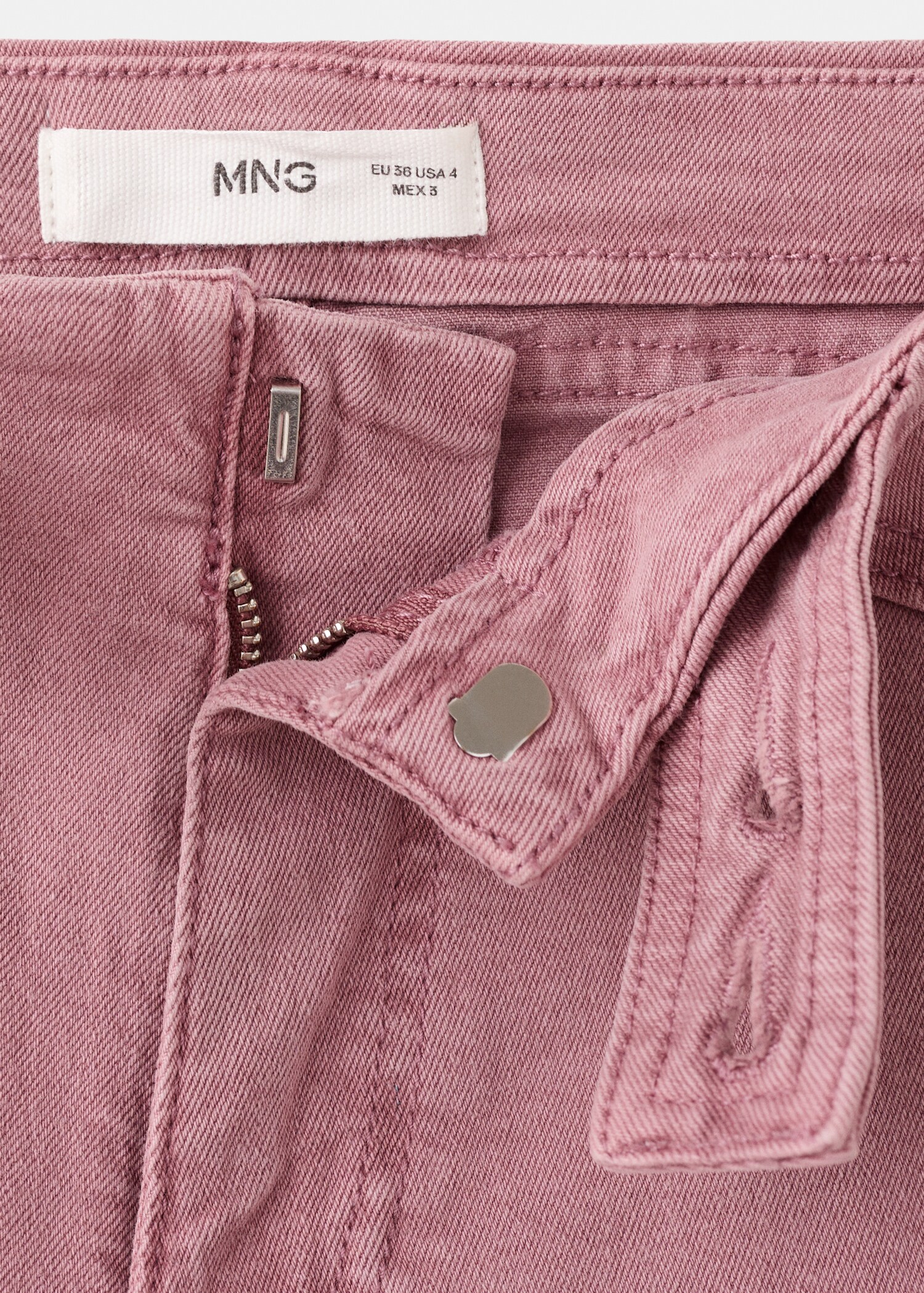 Denim shorts with stitching detail - تفاصيل المنتج 0