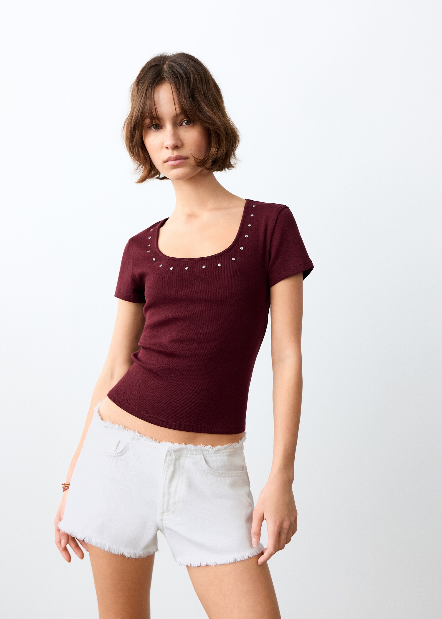 Shorts vaqueros detalles deshilachados - Plano medio