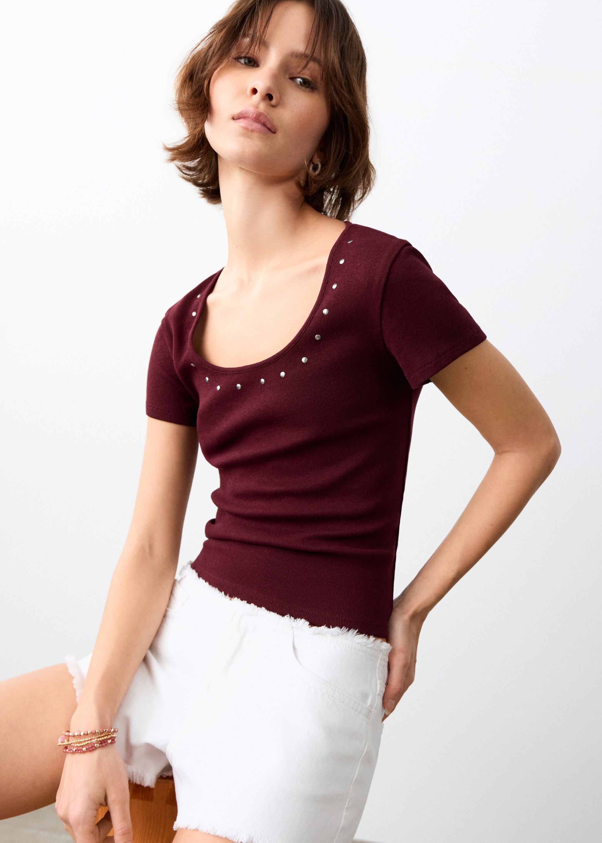 Shorts vaqueros detalles deshilachados - Detalle del artículo 2, Blanco roto. Ref: 27005964-00.