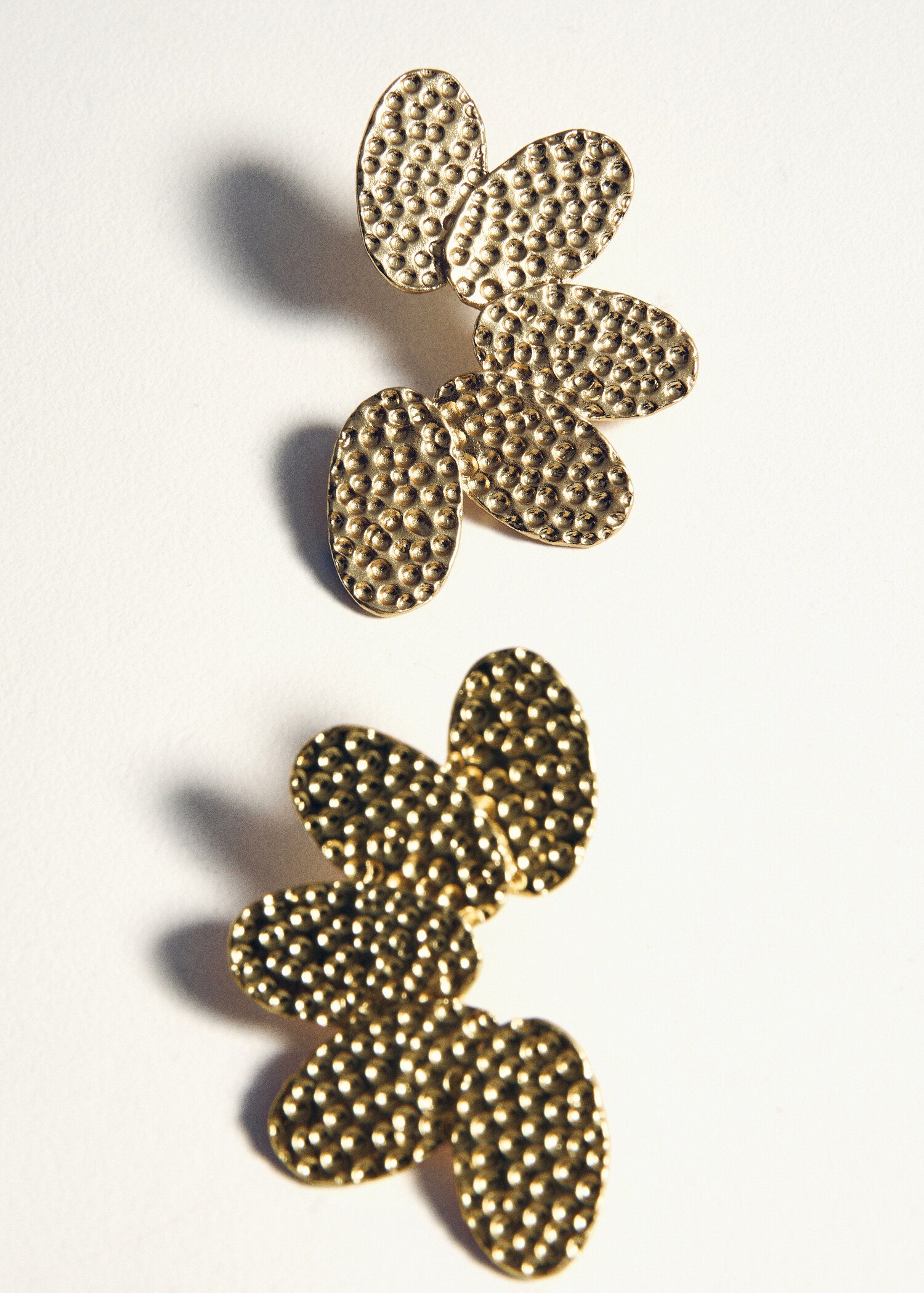 Flower-design earrings - Details of the article 5