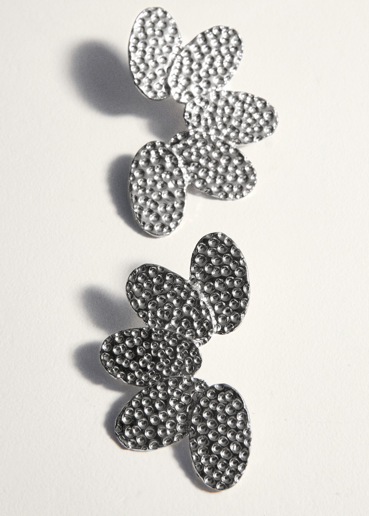 Flower-design earrings - Details of the article 5