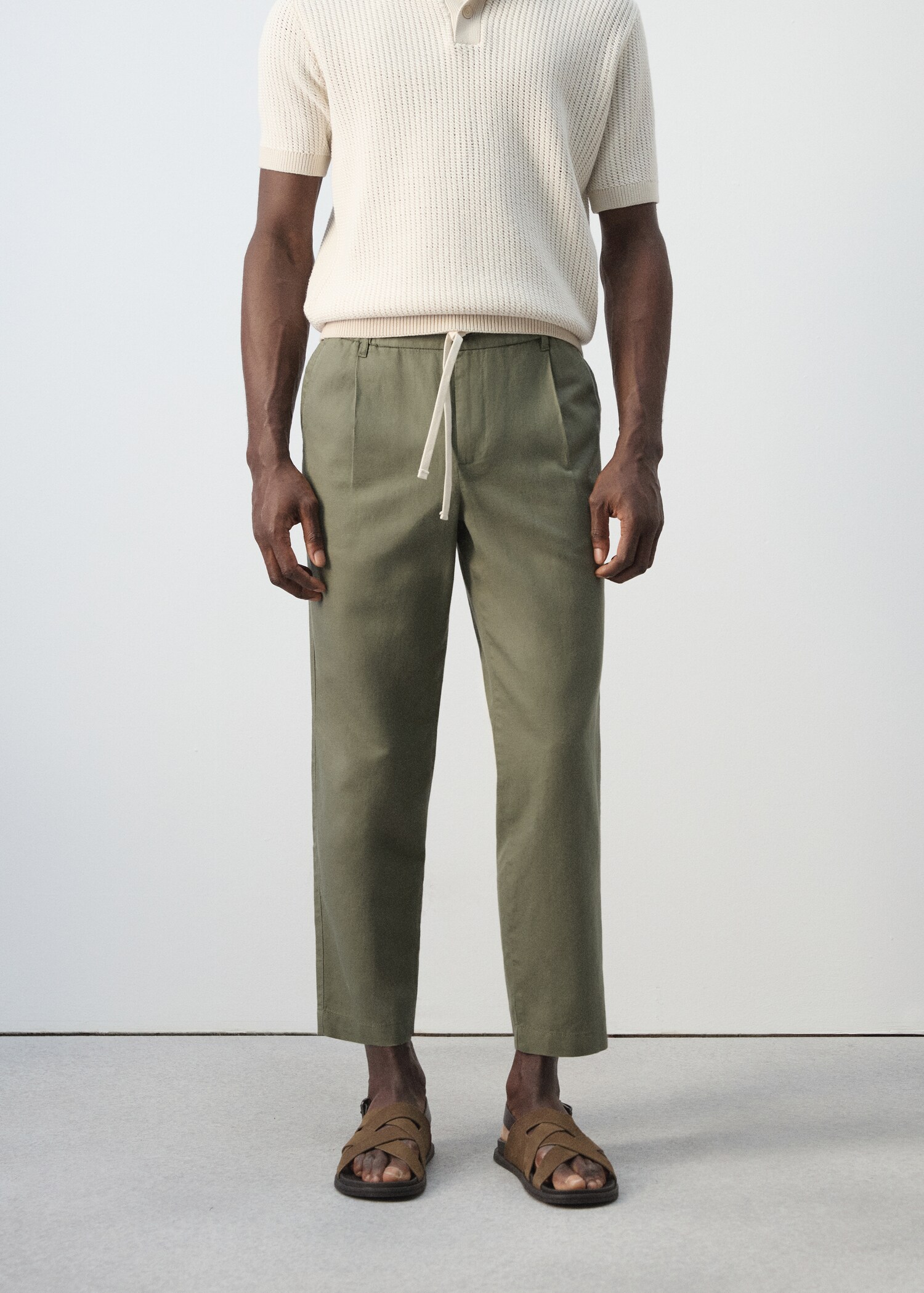 Pantalón lino algodón slim fit cropped - Plano medio