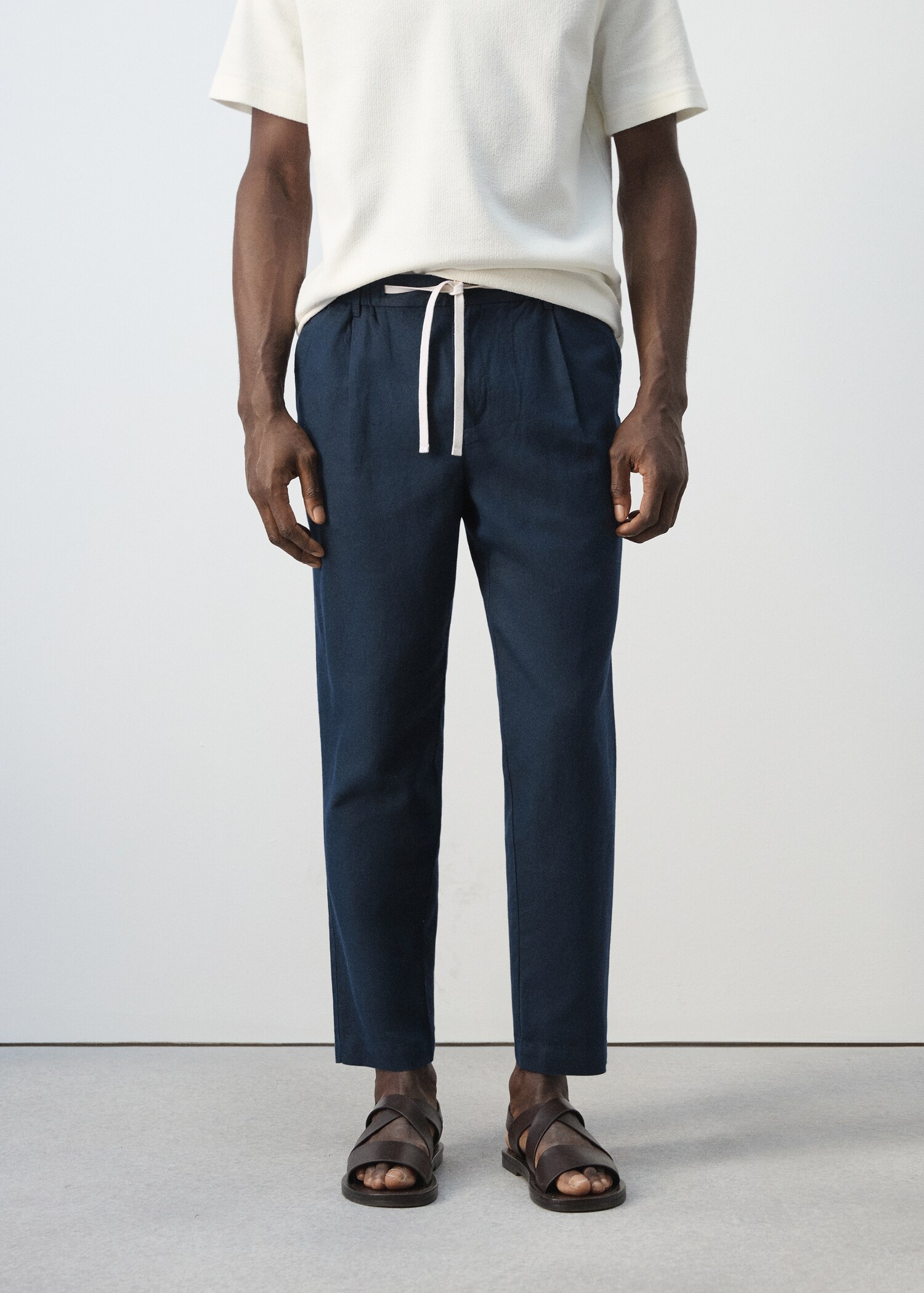 Pantalón lino algodón slim fit cropped - Plano medio