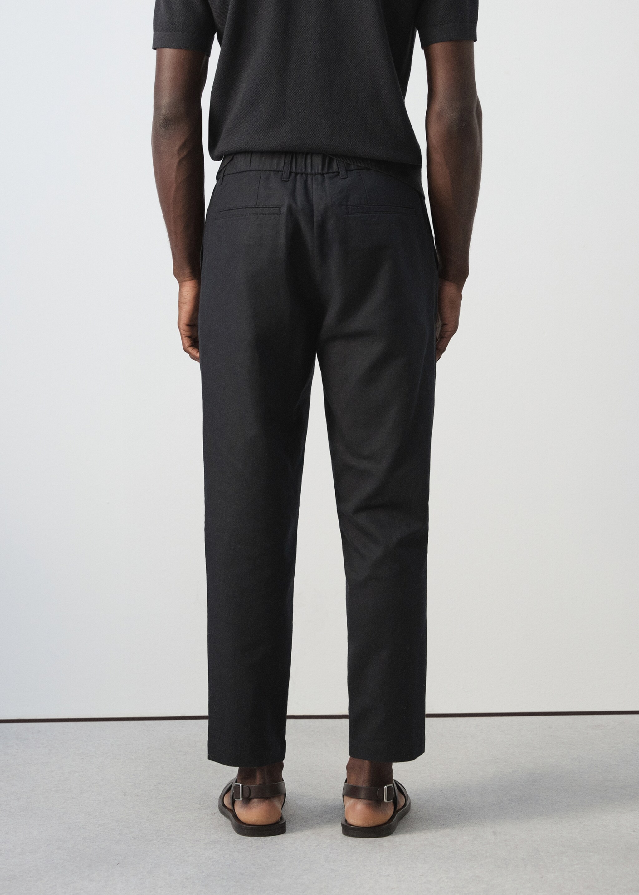 بنطلون كتان قطن بقصة ضيقة وقصيرة - الجهة الخلفية للمنتج, أسود. Ref: 27006714-00.