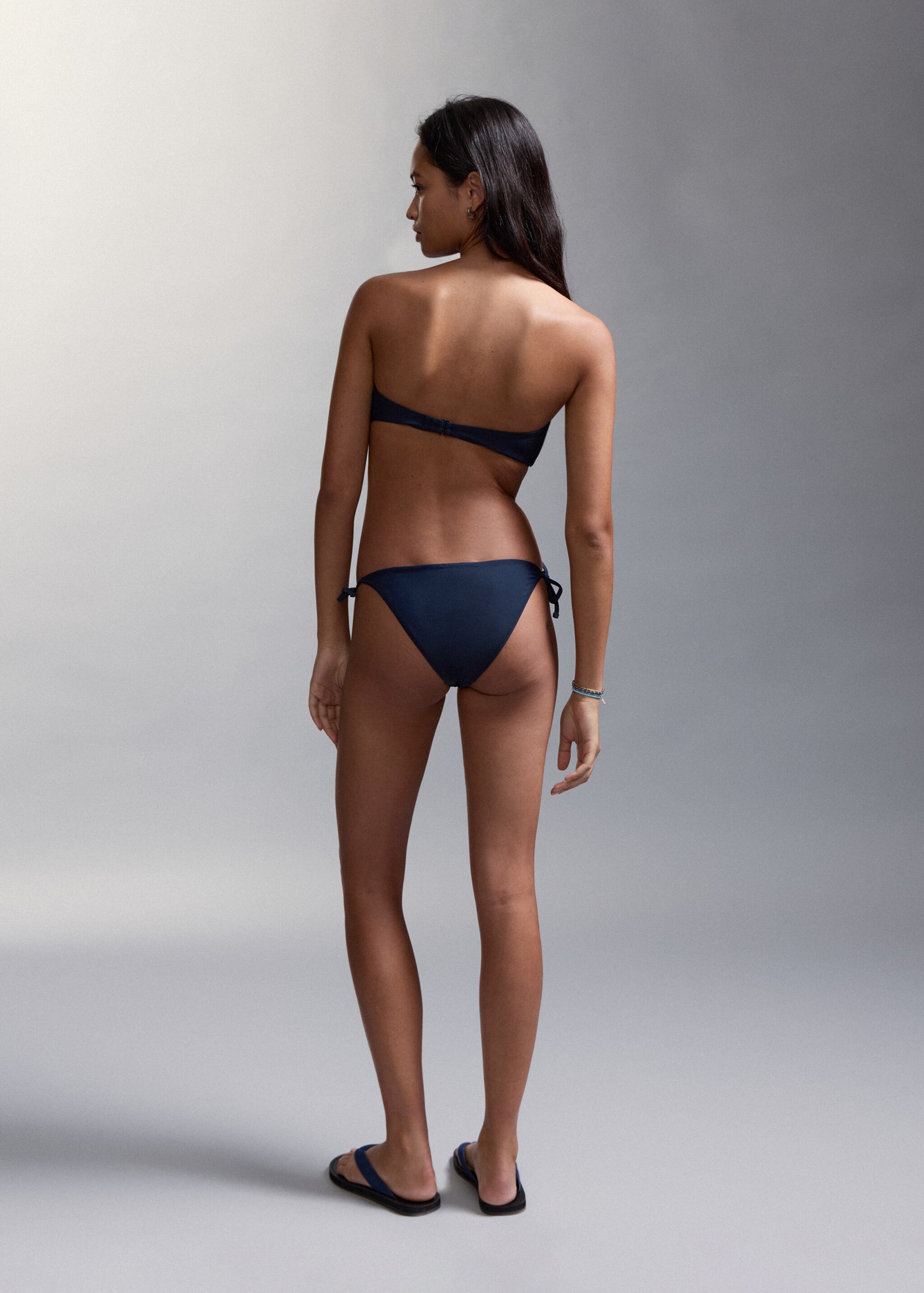 Bandeau bikini with mid-rise briefs - Reverse of the article, Dark Navy. Ref: 27006725-00.