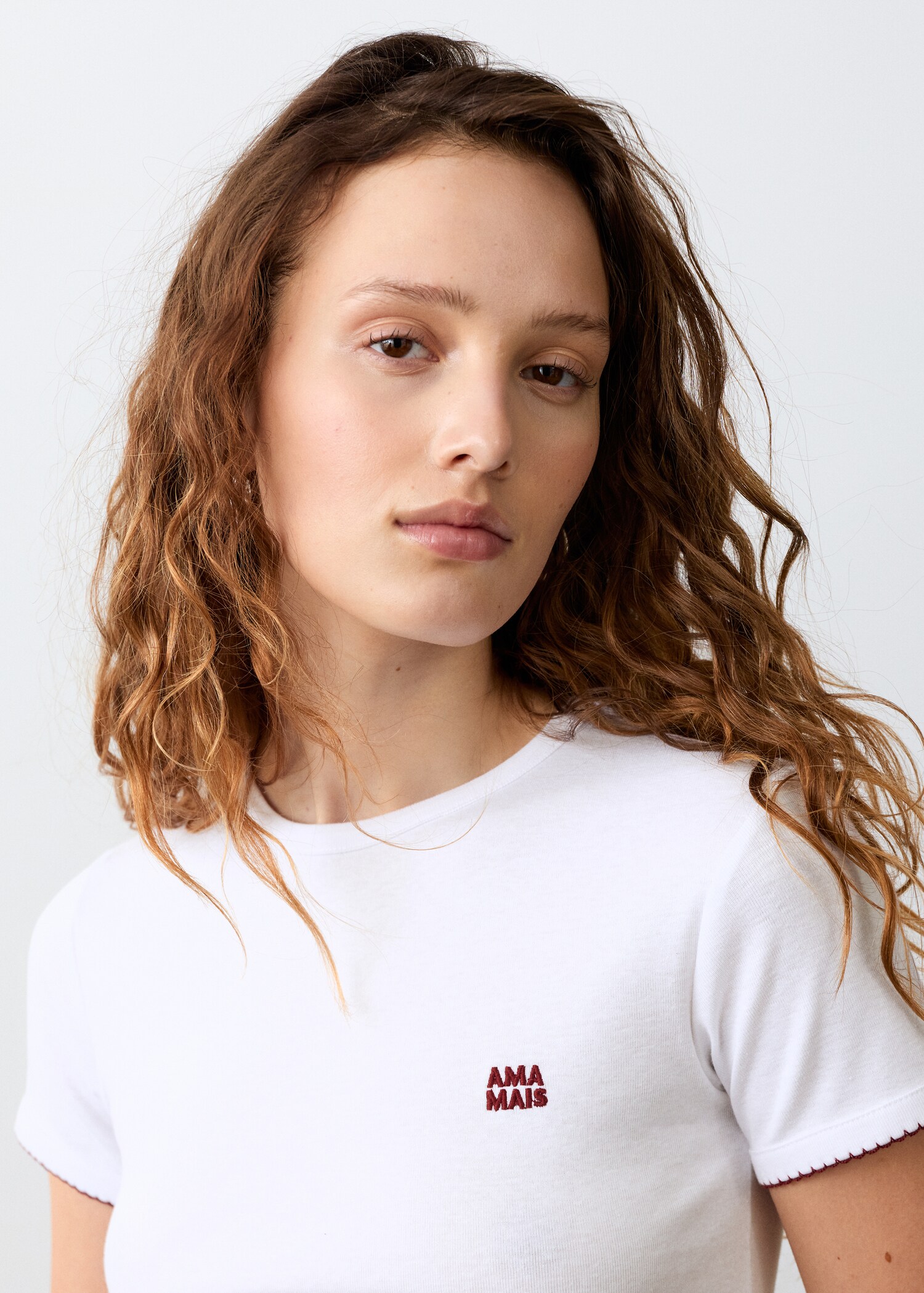 تي شيرت بثنايا مطرزة - تفاصيل المنتج 1