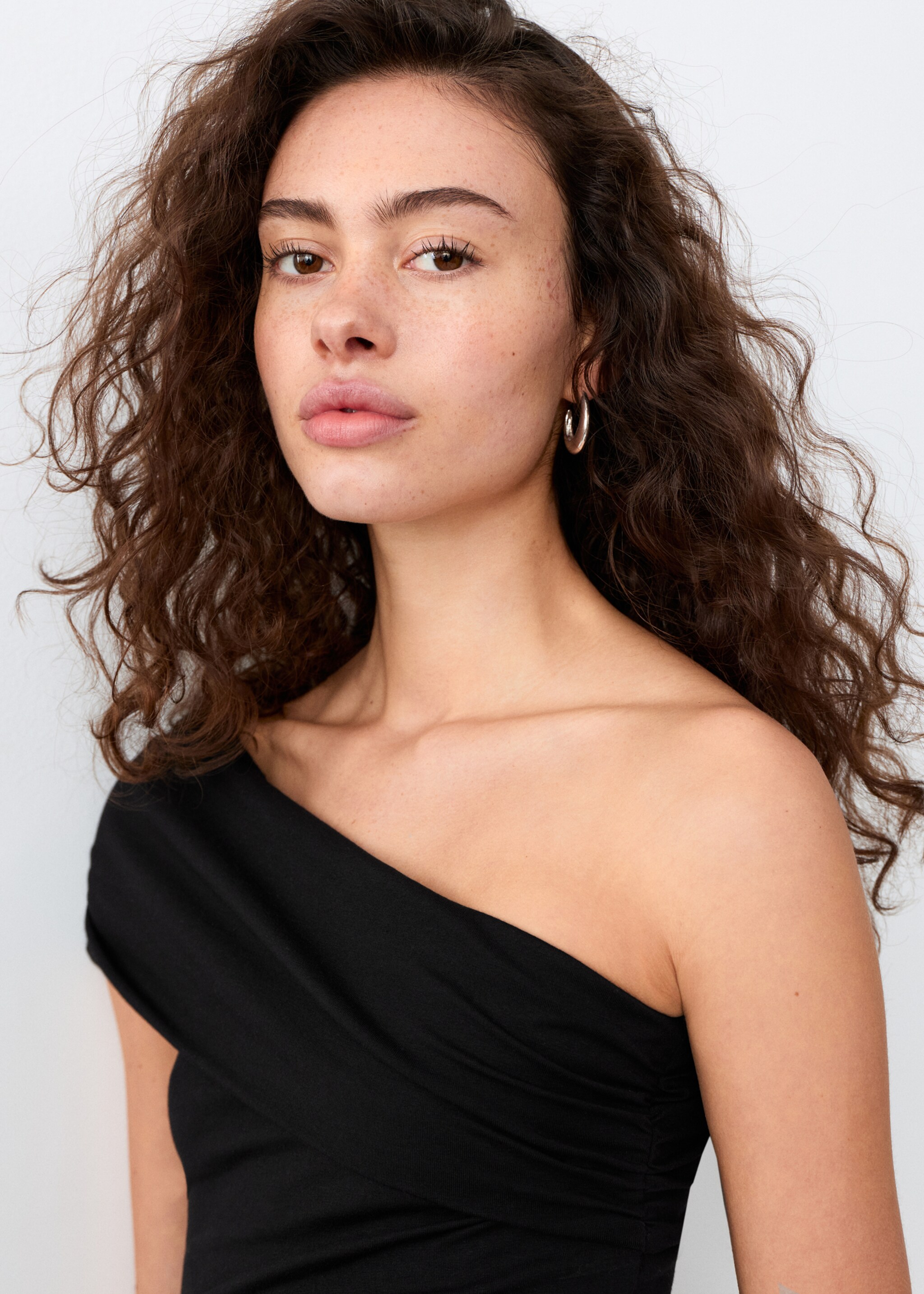 Top palabra de honor asimétrico - Detalle del artículo 1, Negro. Ref: 27006747-00.