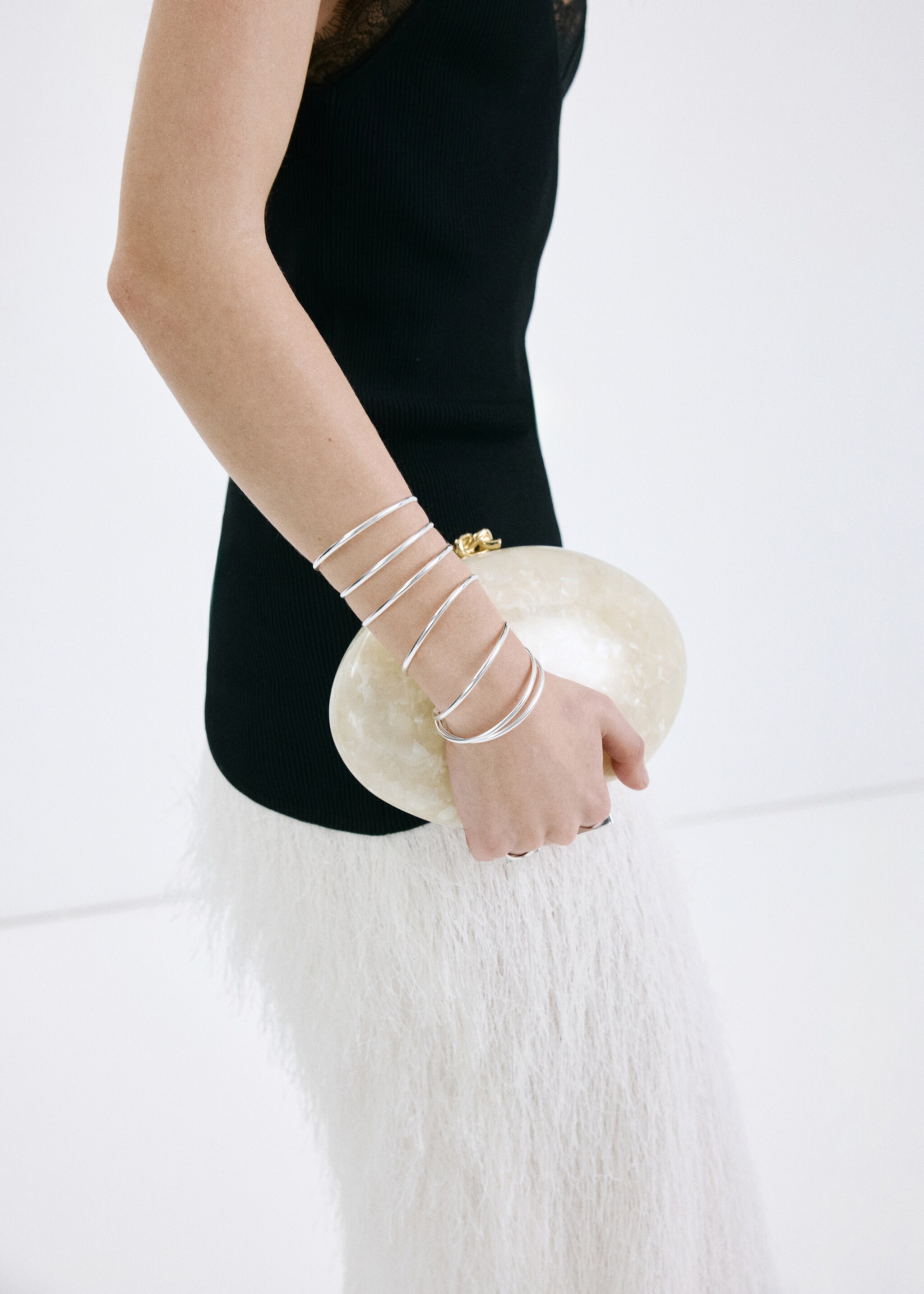 Pearl-effect clutch bag - Details of the article 5, Ivory White. Ref: 27007140-00.