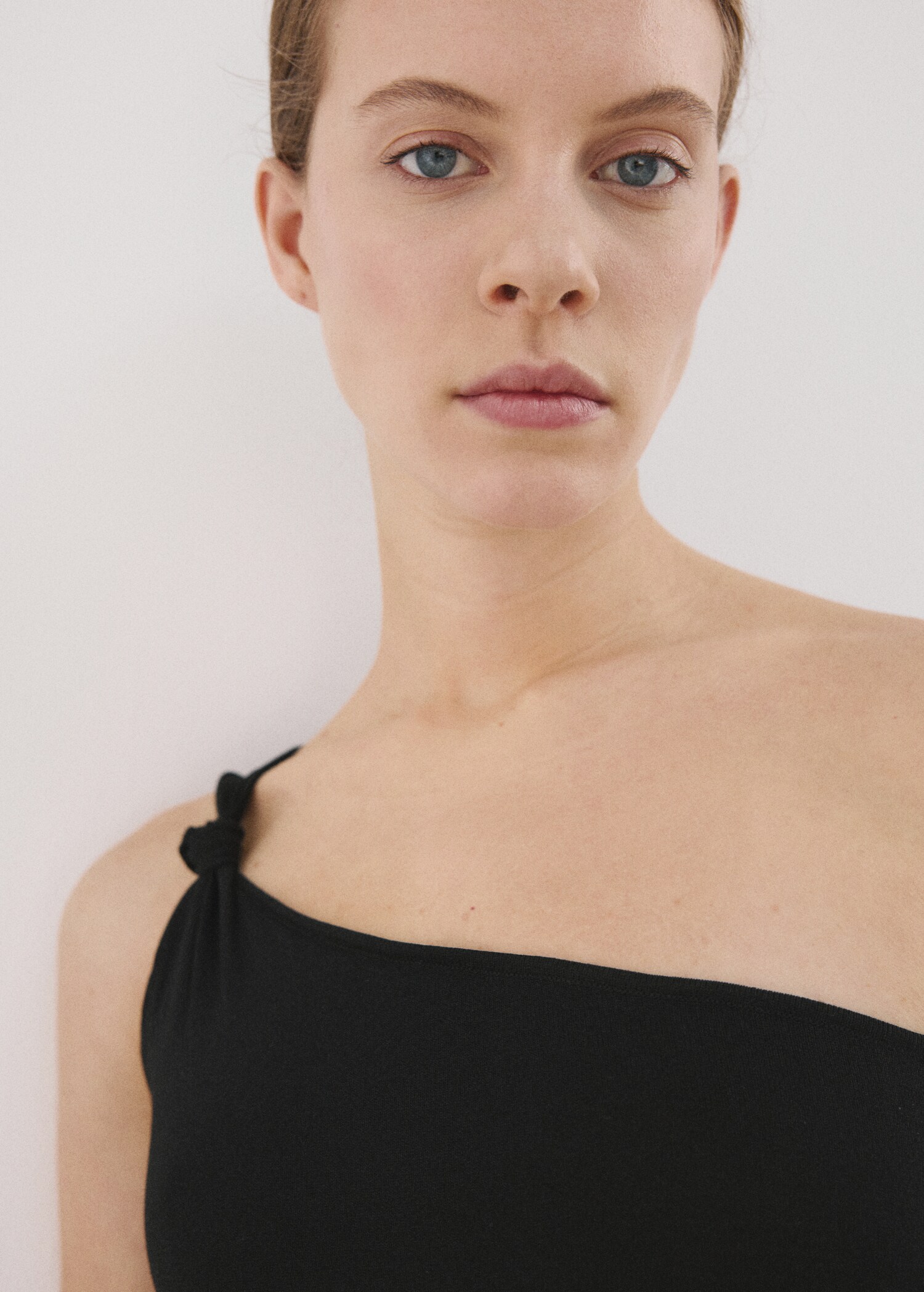 Asymmetrical top with knot detail - Details of the article 1