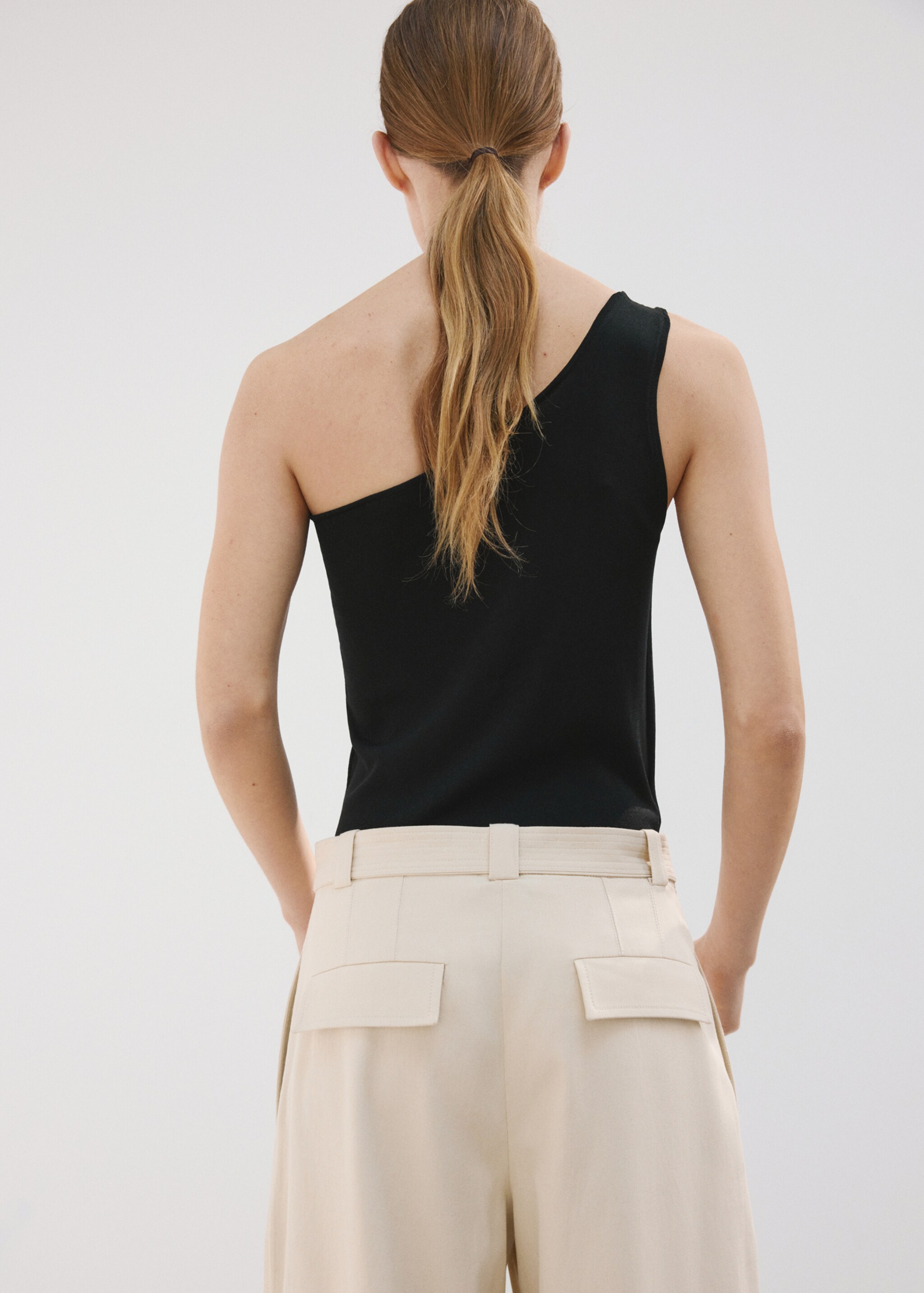 Asymmetrical top with knot detail - Reverse of the article, Black. Ref: 27007144-00.