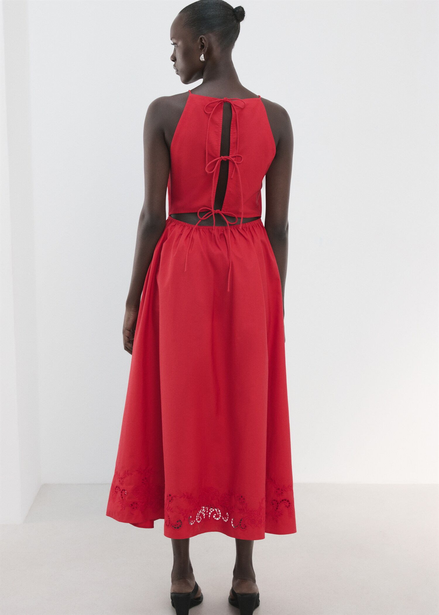 فستان قطن بتطريزات مفتوحة - الجهة الخلفية للمنتج