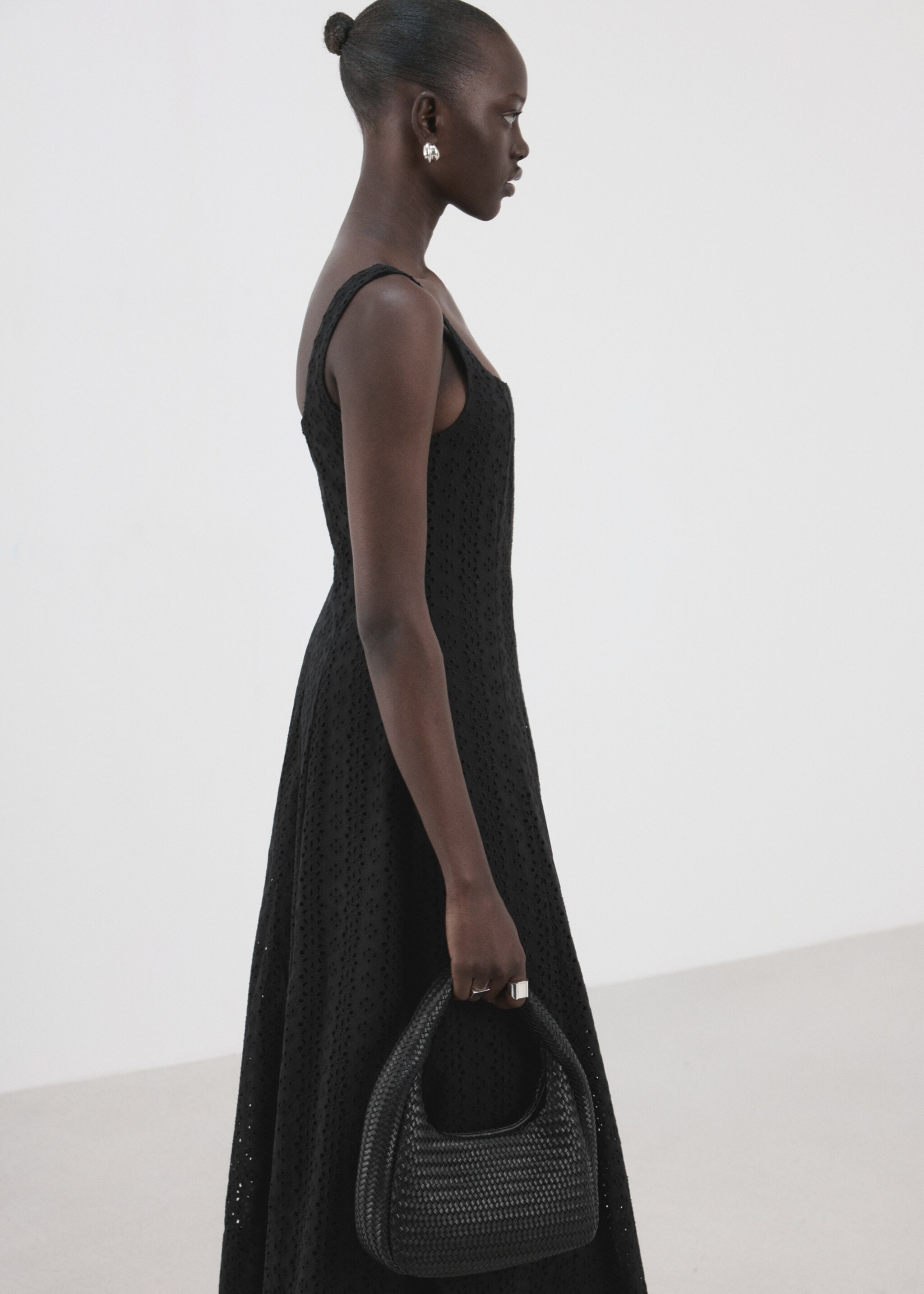 Embroidered cutwork A-line dress - Medium plane, Black. Ref: 27007163-00.