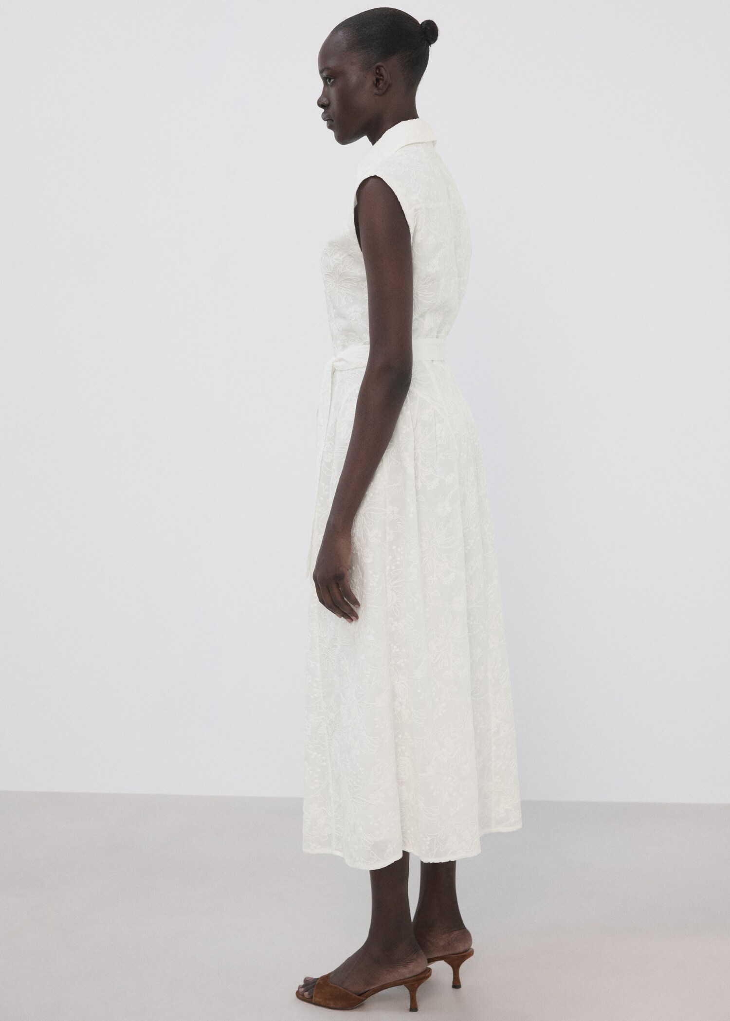 Embroidered belt dress - Reverse of the article