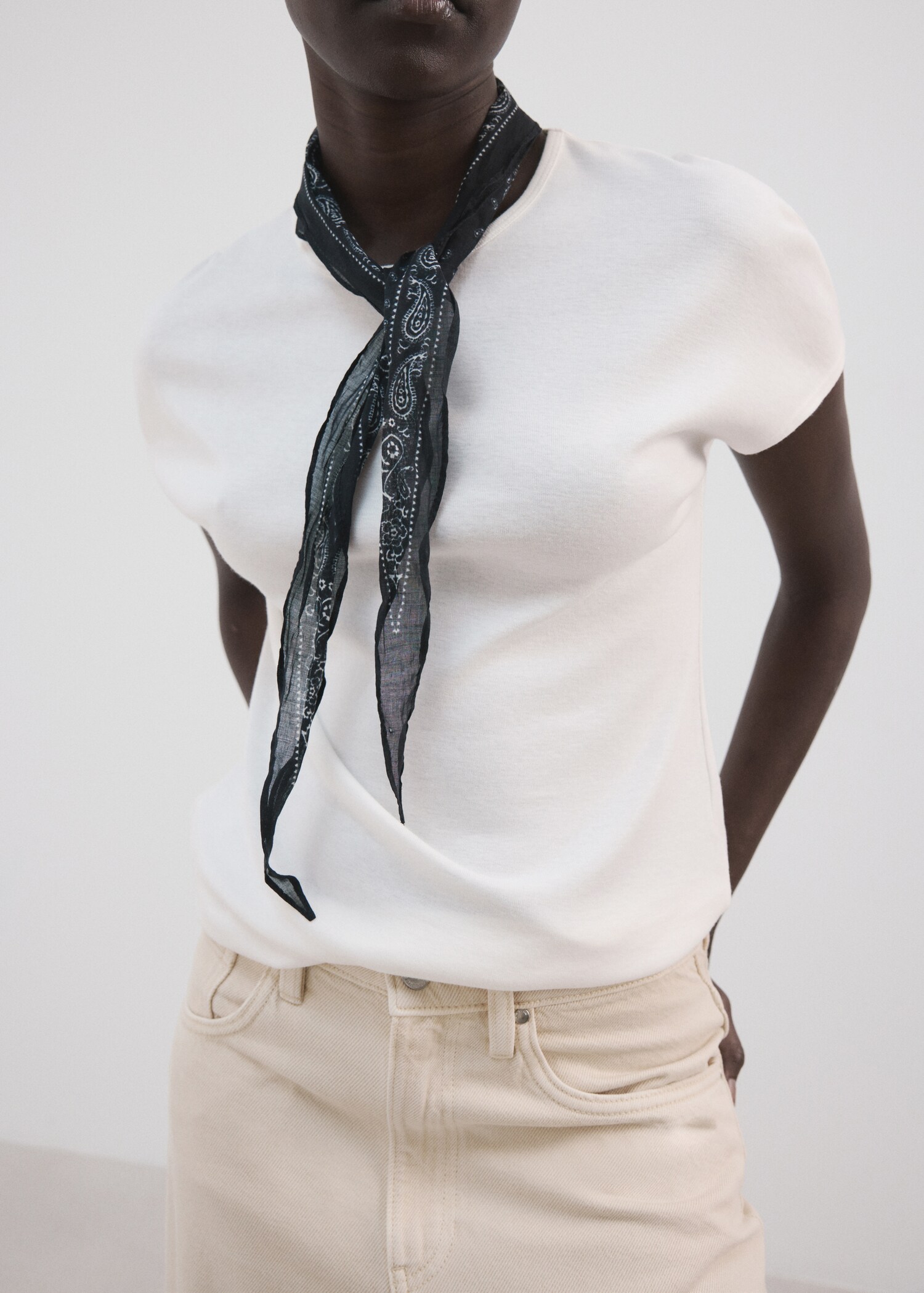 تي شيرت بكم قصير من القطن المختلط - تفاصيل المنتج 6