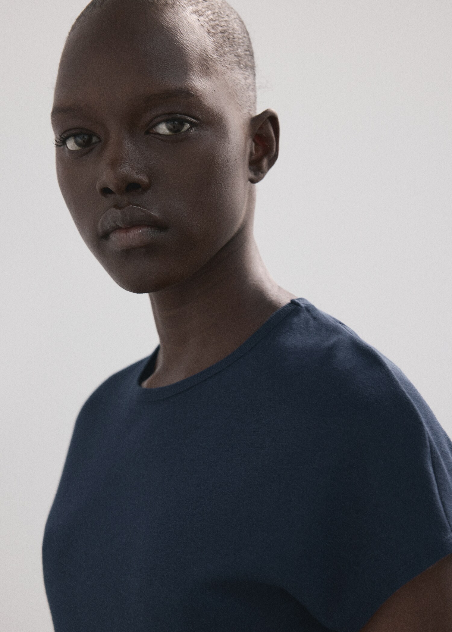 تي شيرت بكم قصير من القطن المختلط - تفاصيل المنتج 1