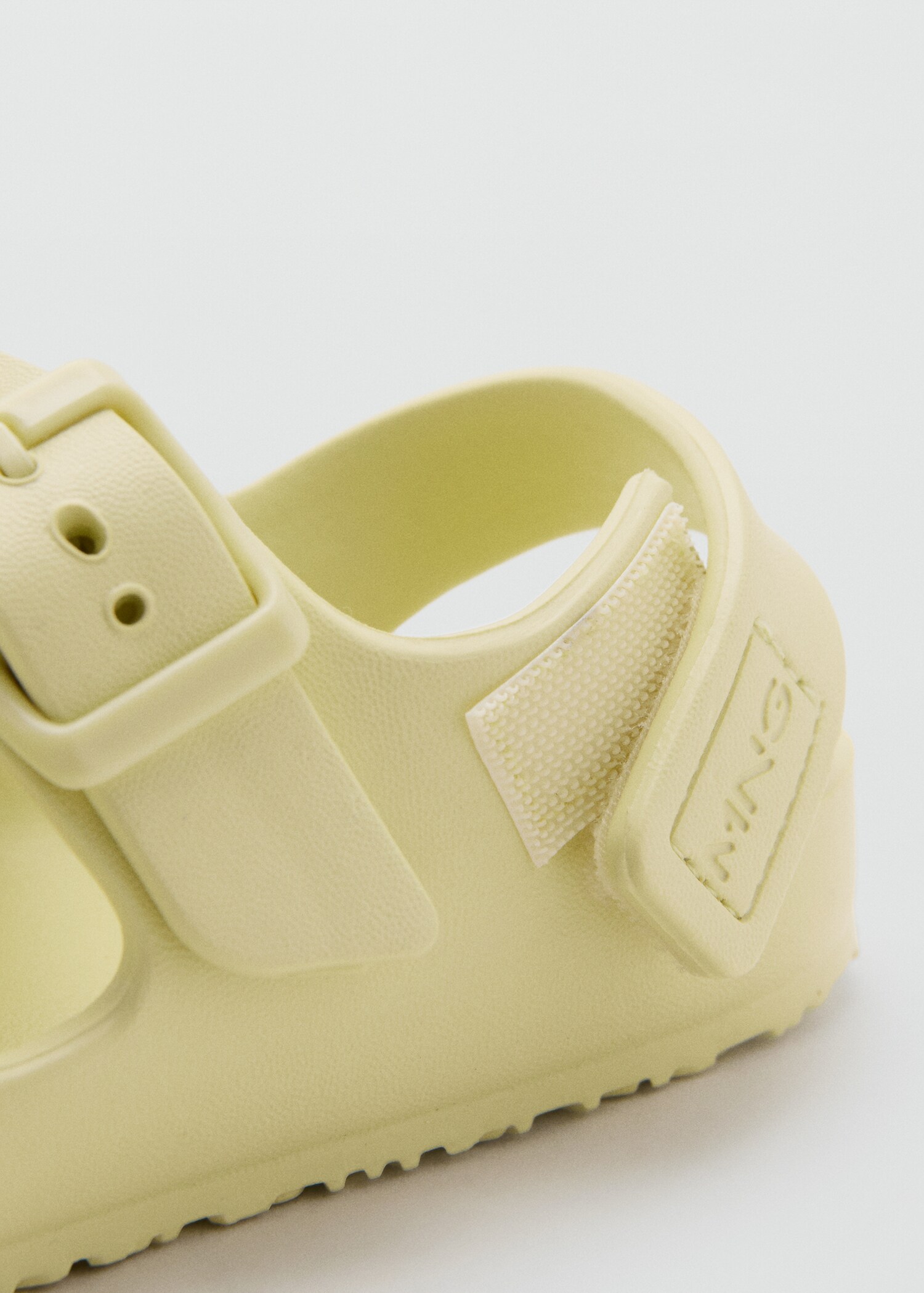 Rubberised buckle sandals - Details of the article 3