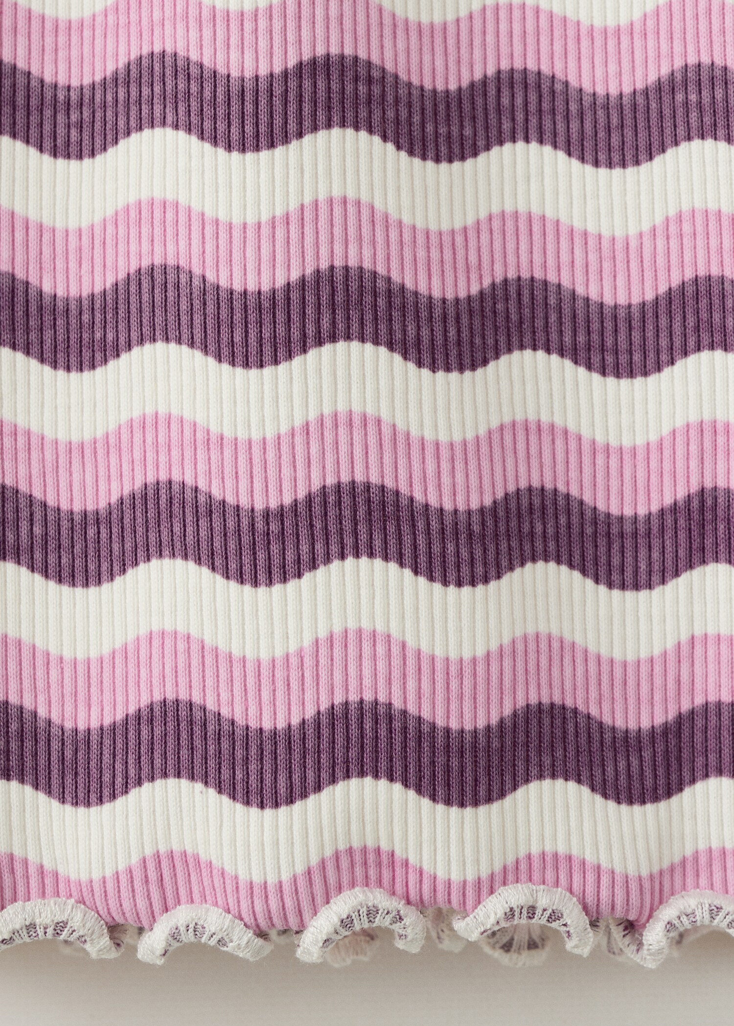 Sleeveless vest with scalloped details - Details of the article 0