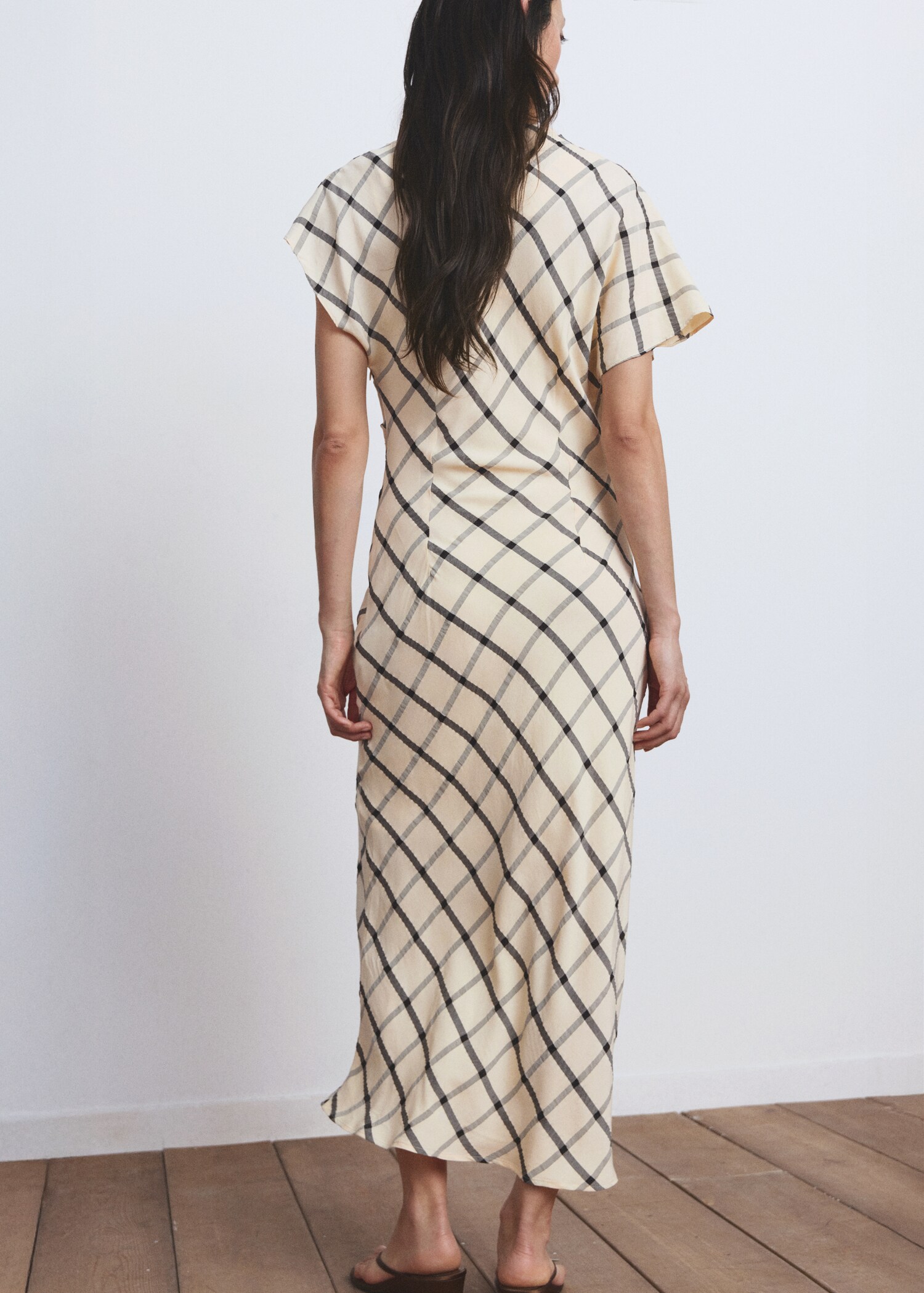 فستان بنقشة مربعات وياقة درابية - الجهة الخلفية للمنتج