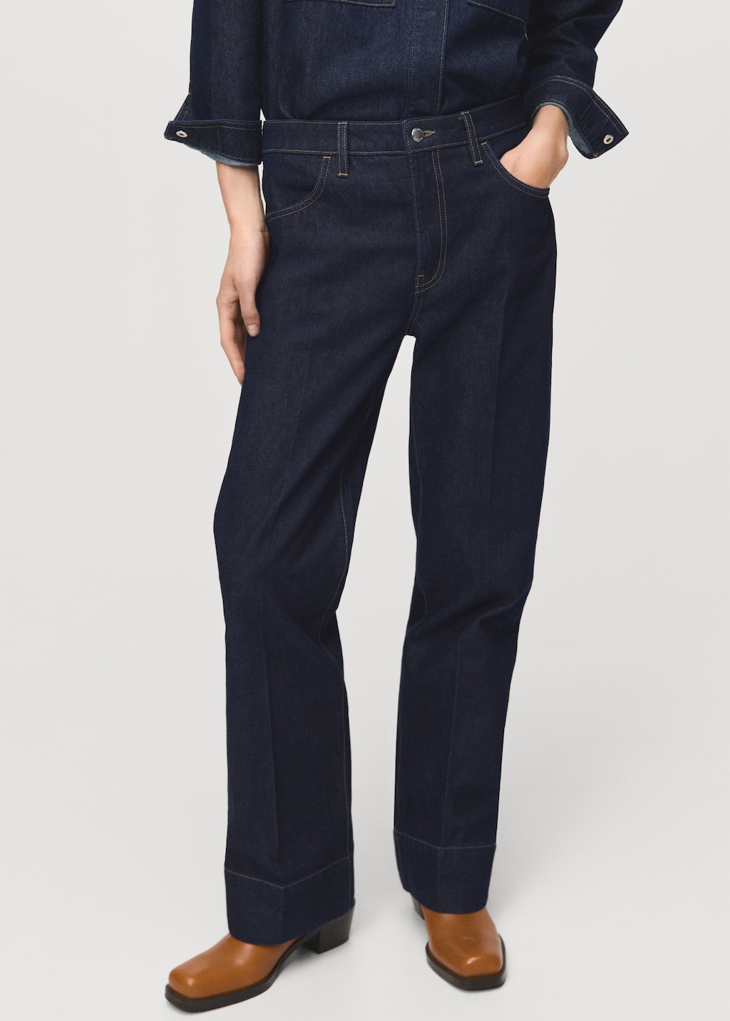 Straight-leg jeans with seam stitching