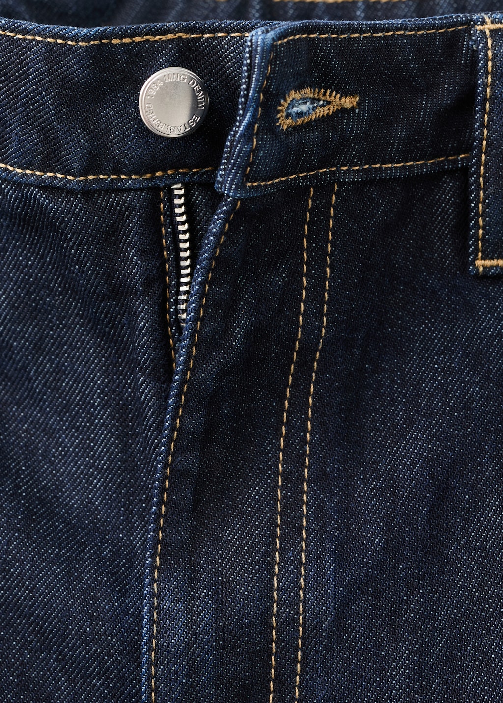 Straight-leg jeans with seam stitching
