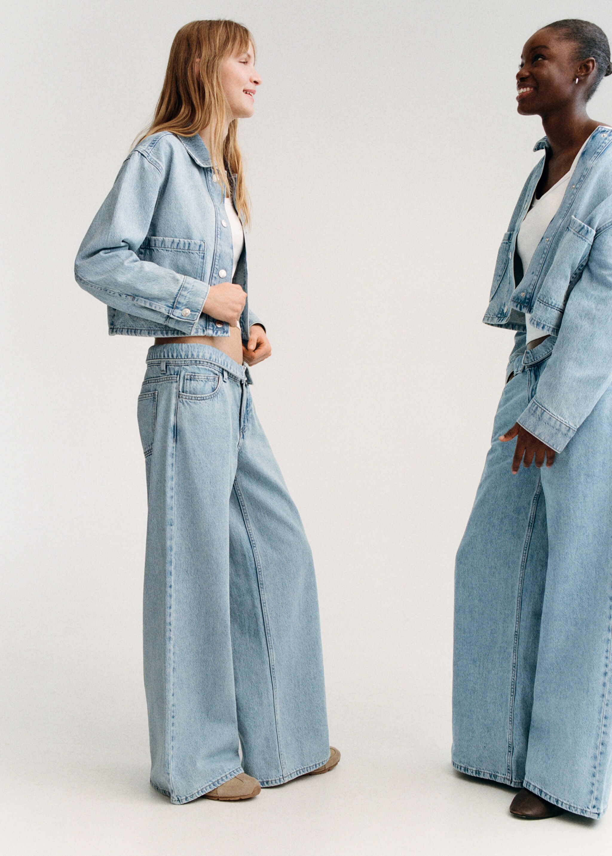 Low-waist jeans with turn-ups - Details of the article 7, Light Blue. Ref: 27011249-00.