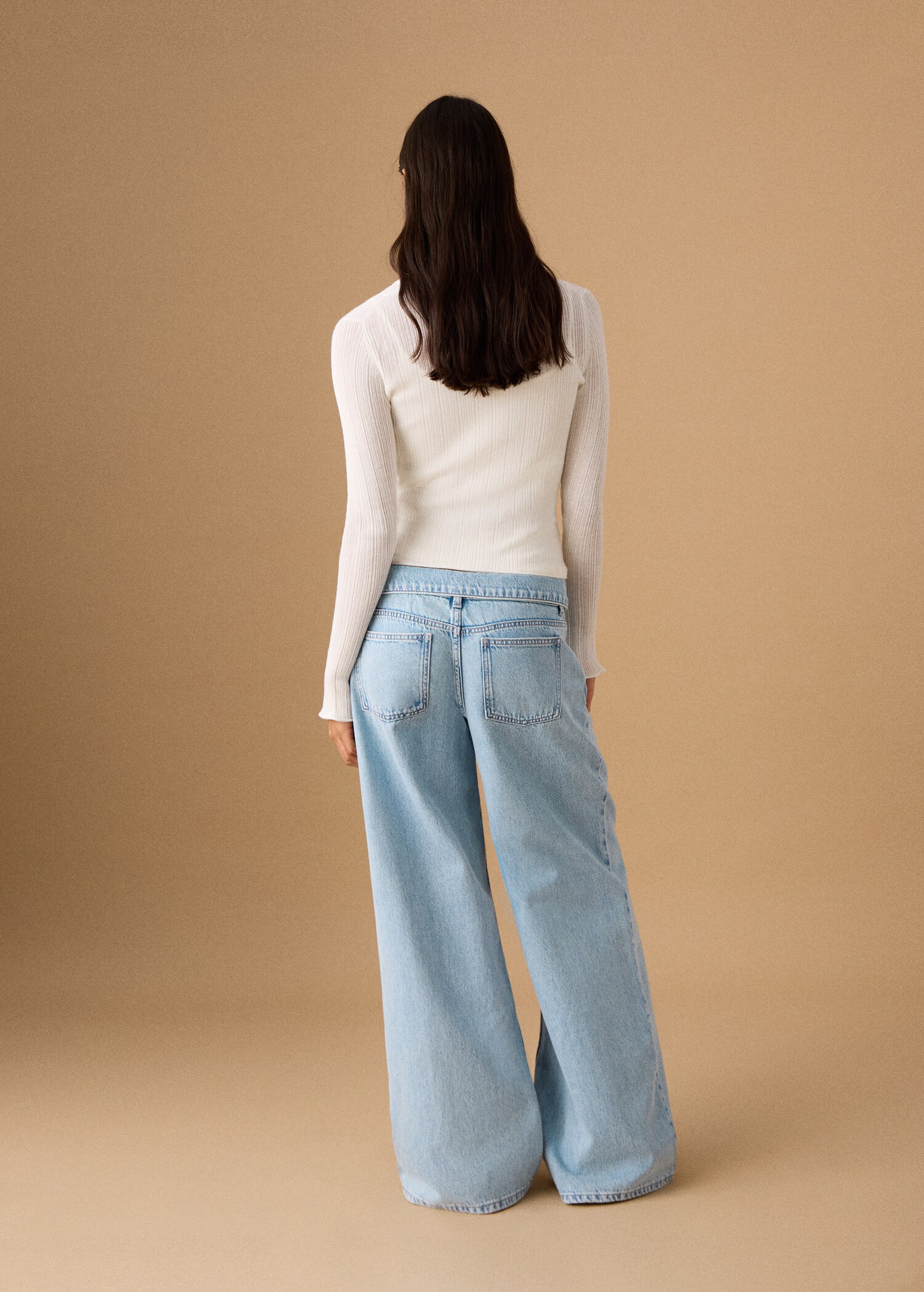 Low-waist jeans with turn-ups - Reverse of the article