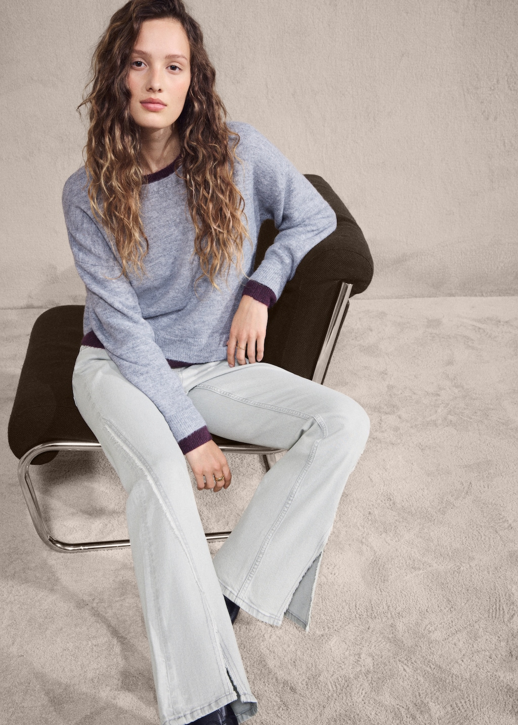 Low-waist flared jeans