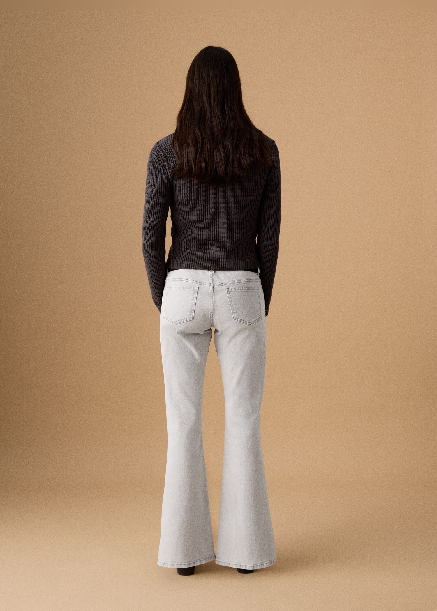 Low-waist flared jeans - Reverse of the article