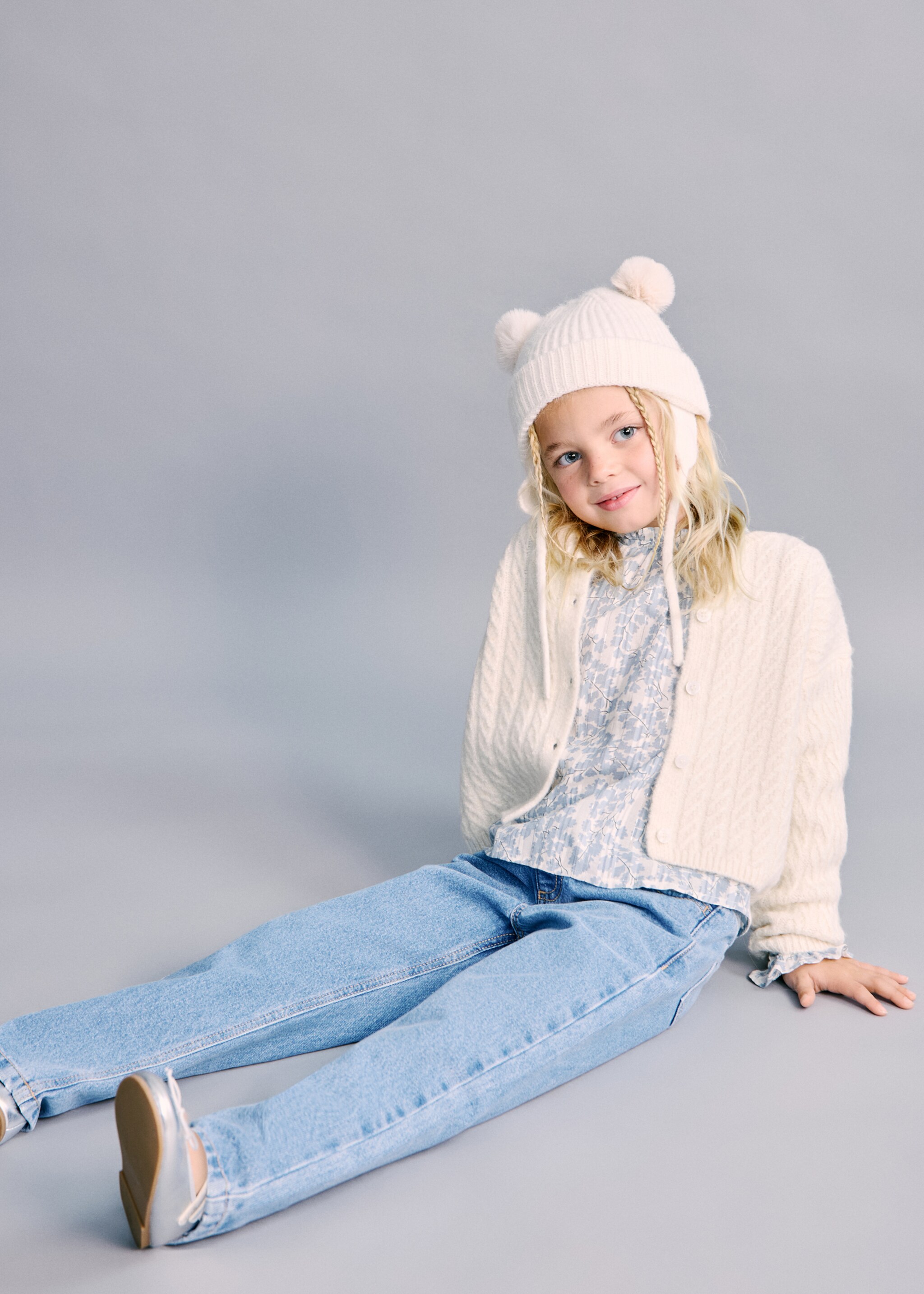 Paper bag jeans with buttons - Details of the article 1, Medium Blue. Ref: 27011275-00.