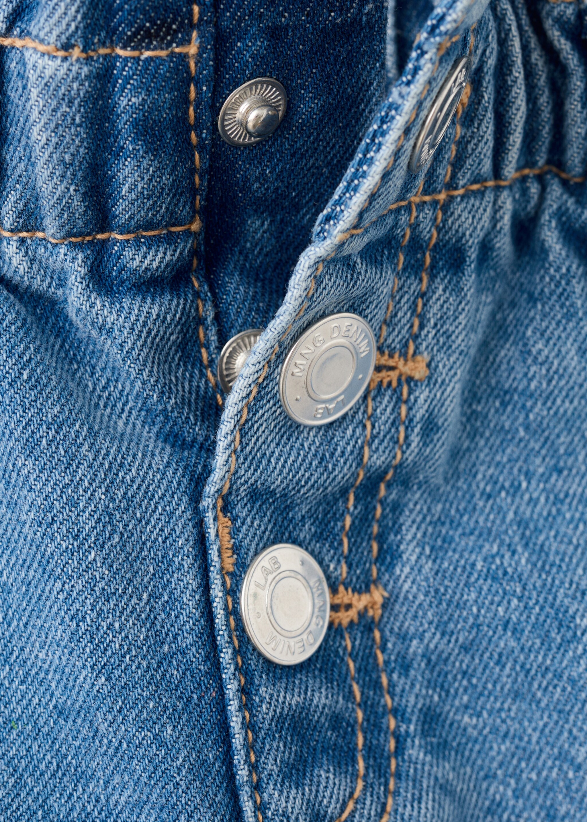 Paper bag jeans with buttons - Details of the article 8, Medium Blue. Ref: 27011275-00.