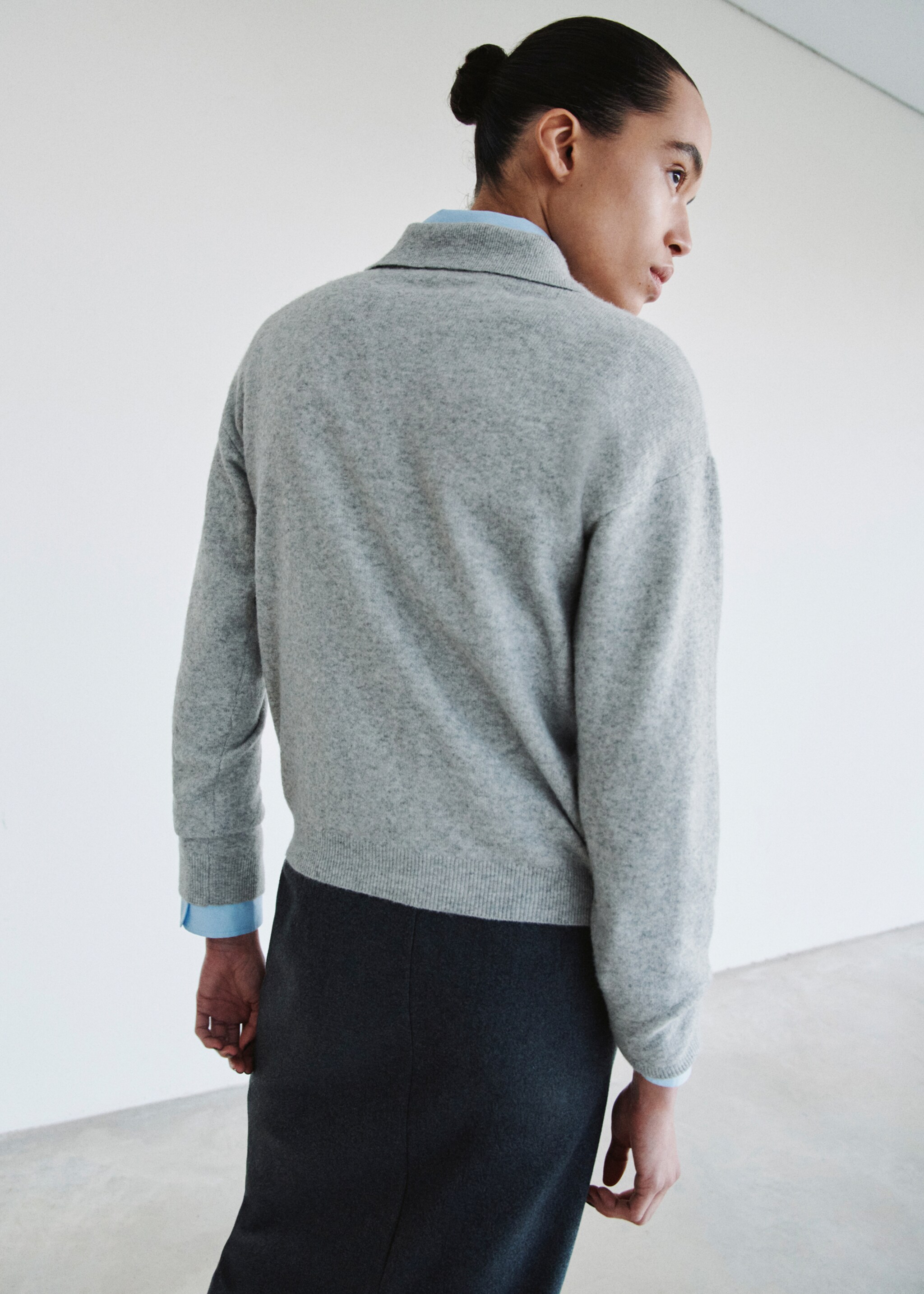 Long-sleeved polo-neck sweater - Reverse of the article, Light Heather Grey. Ref: 27011282-00.