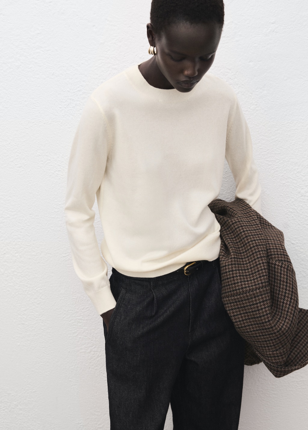 Round-neck knitted sweater