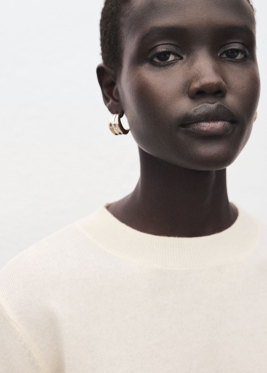 Round-neck knitted sweater