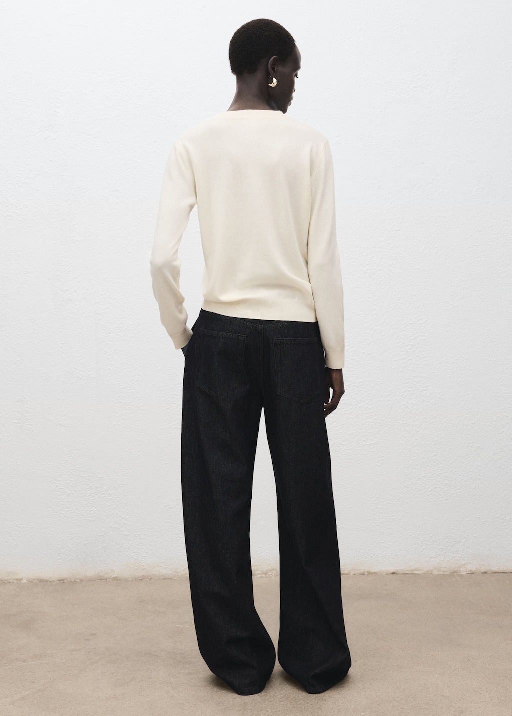 Round-neck knitted sweater