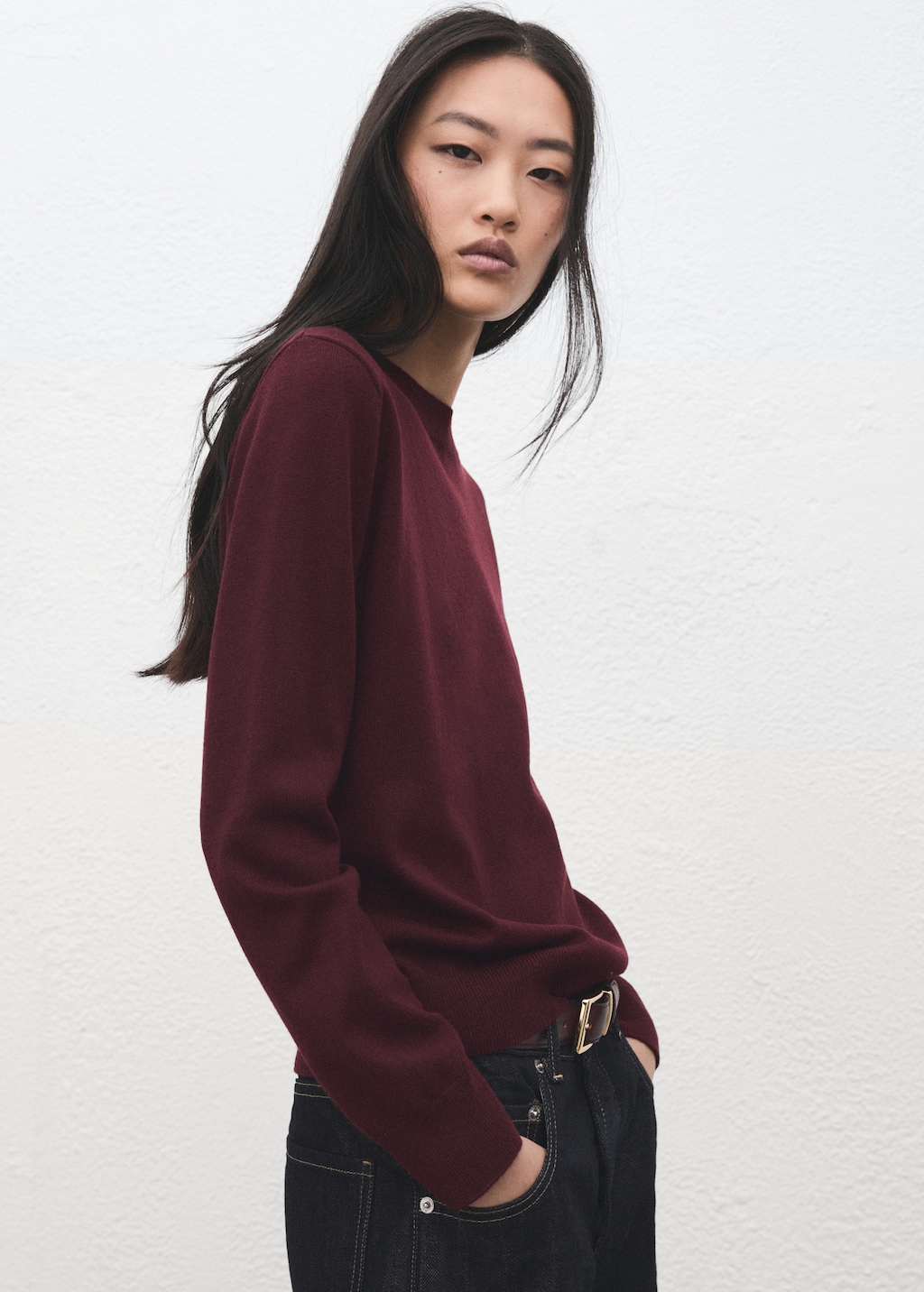 Round-neck knitted sweater