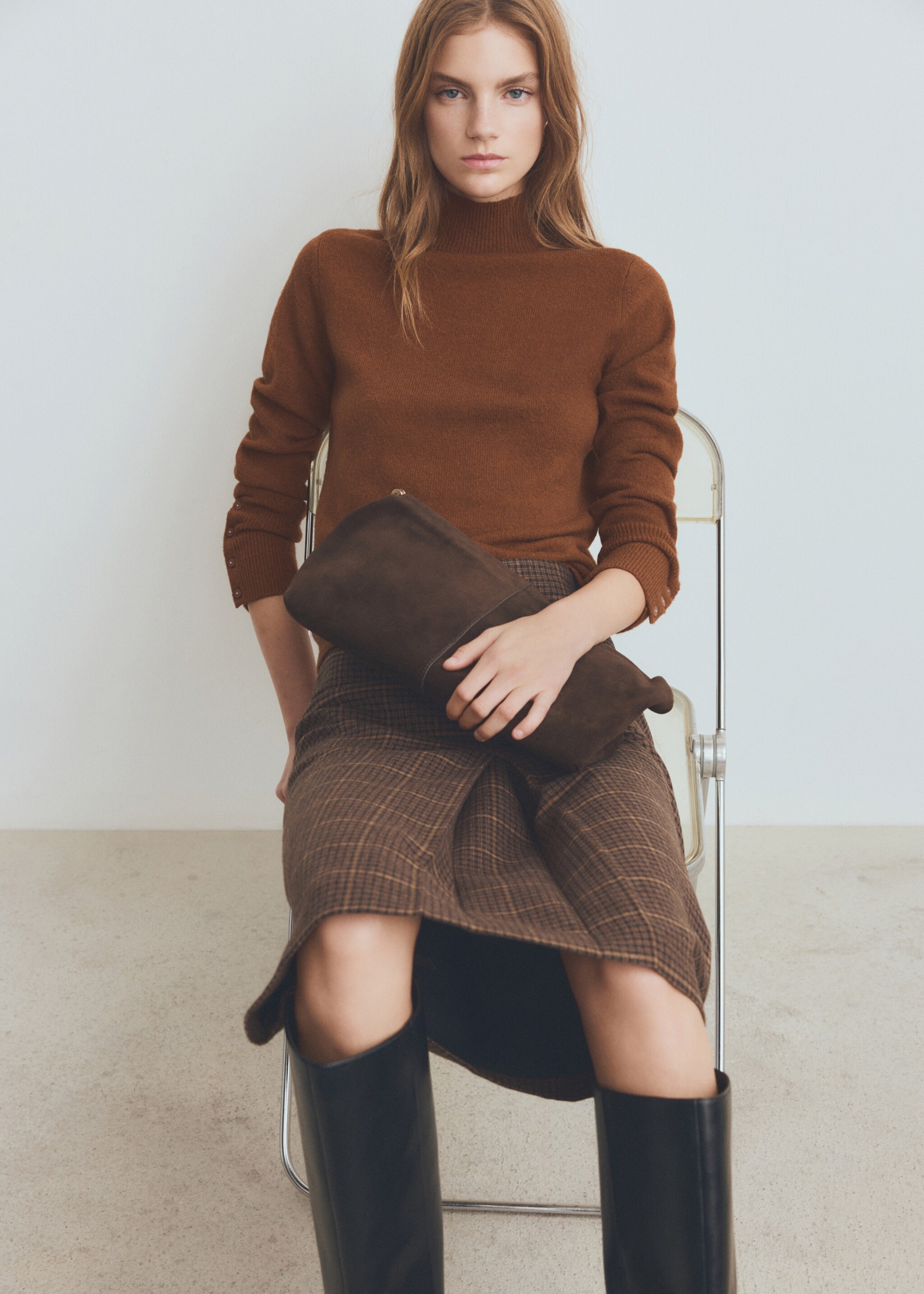 Sweater with buttoned cuffs and perkins collar - Details of the article 2, Caramel. Ref: 27011288-00.