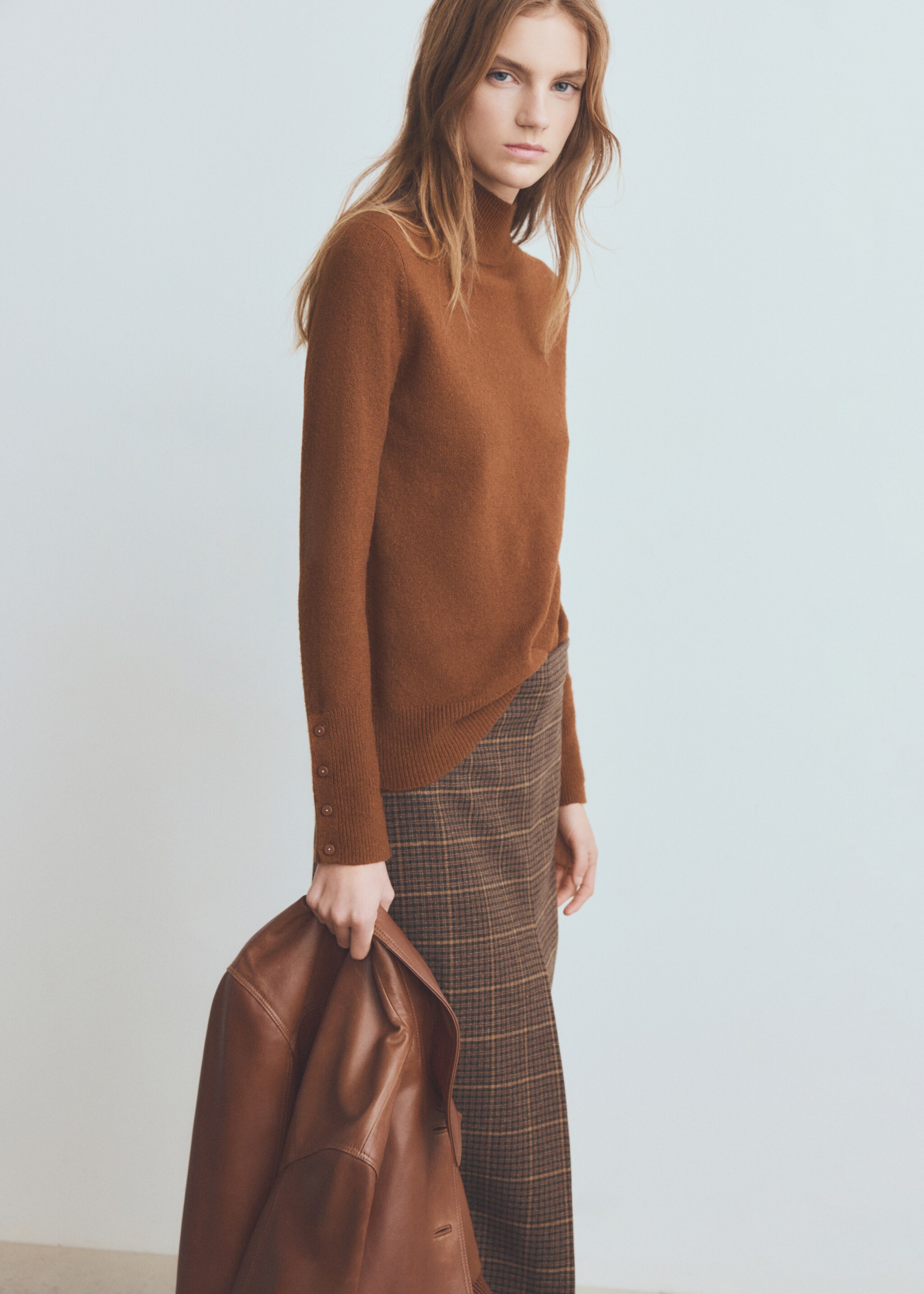 Sweater with buttoned cuffs and perkins collar - Details of the article 6, Caramel. Ref: 27011288-00.