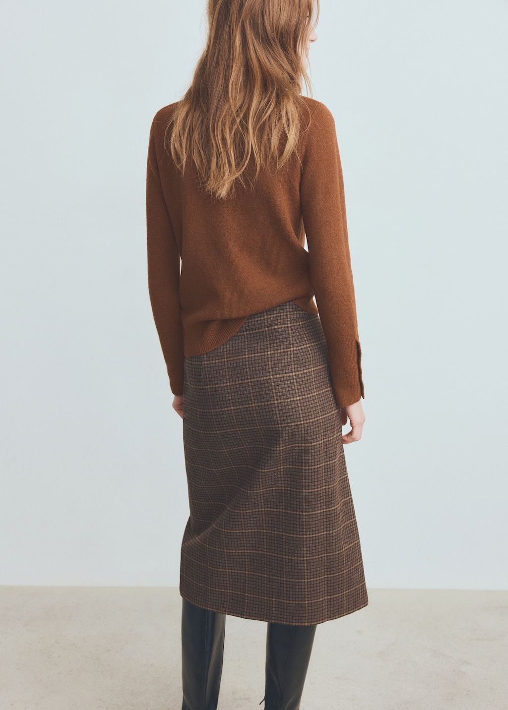 Sweater with buttoned cuffs and perkins collar