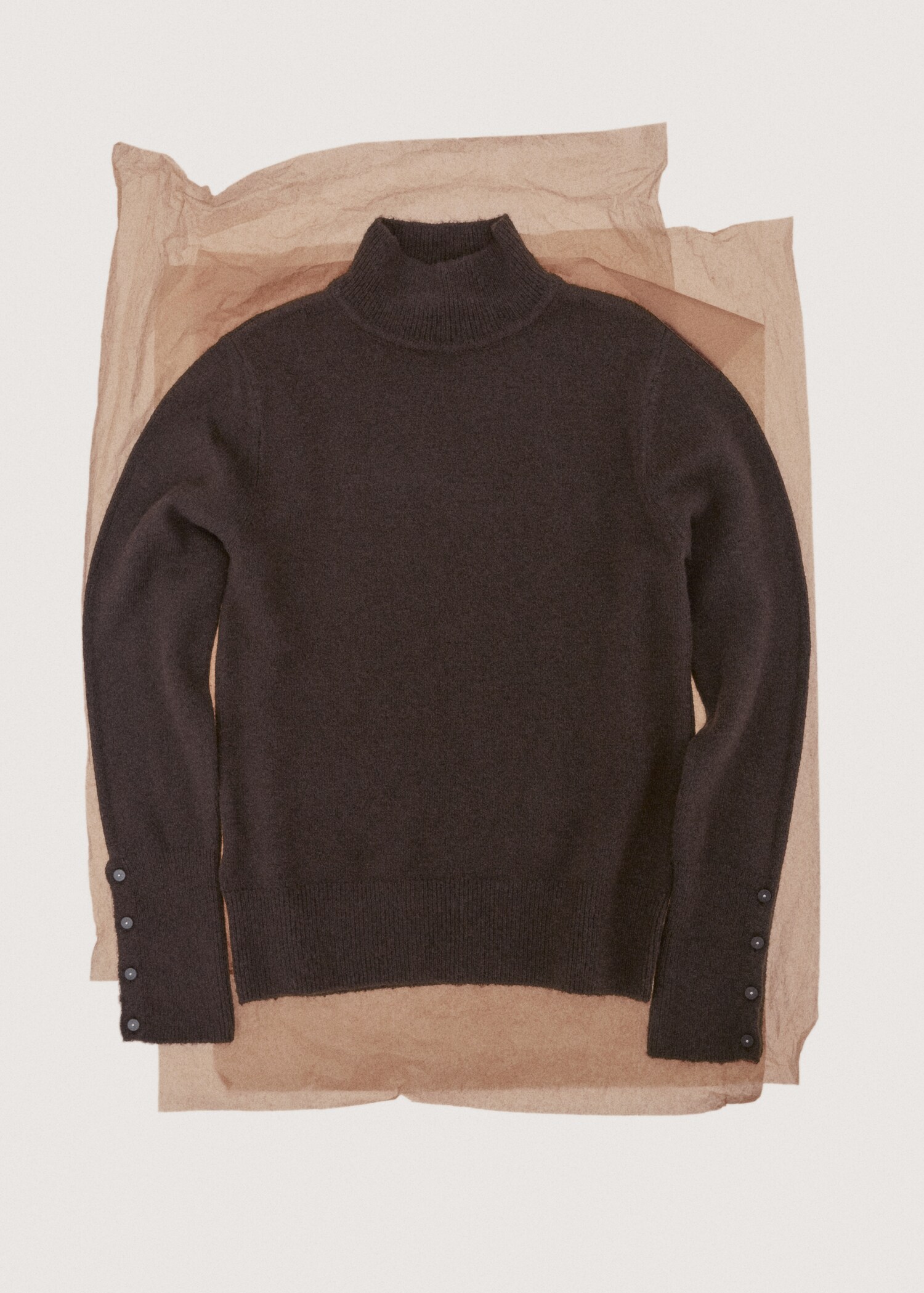 Sweater with buttoned cuffs and perkins collar - Details of the article 7