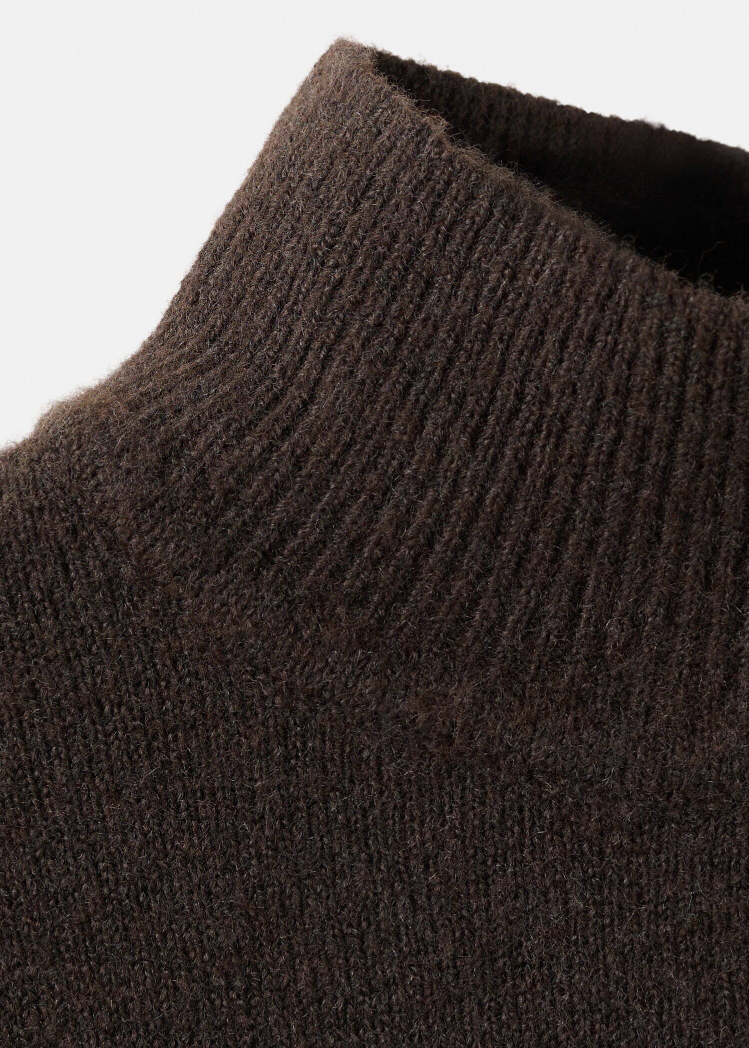 Sweater with buttoned cuffs and perkins collar - Details of the article 8