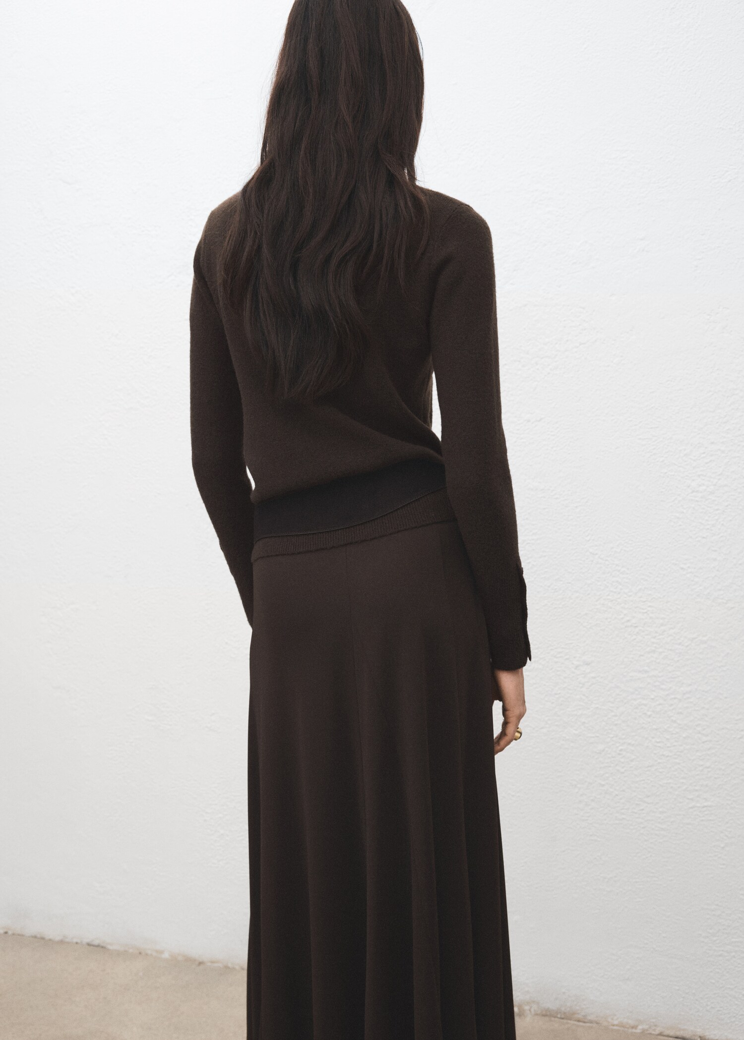 Sweater with buttoned cuffs and perkins collar - Reverse of the article