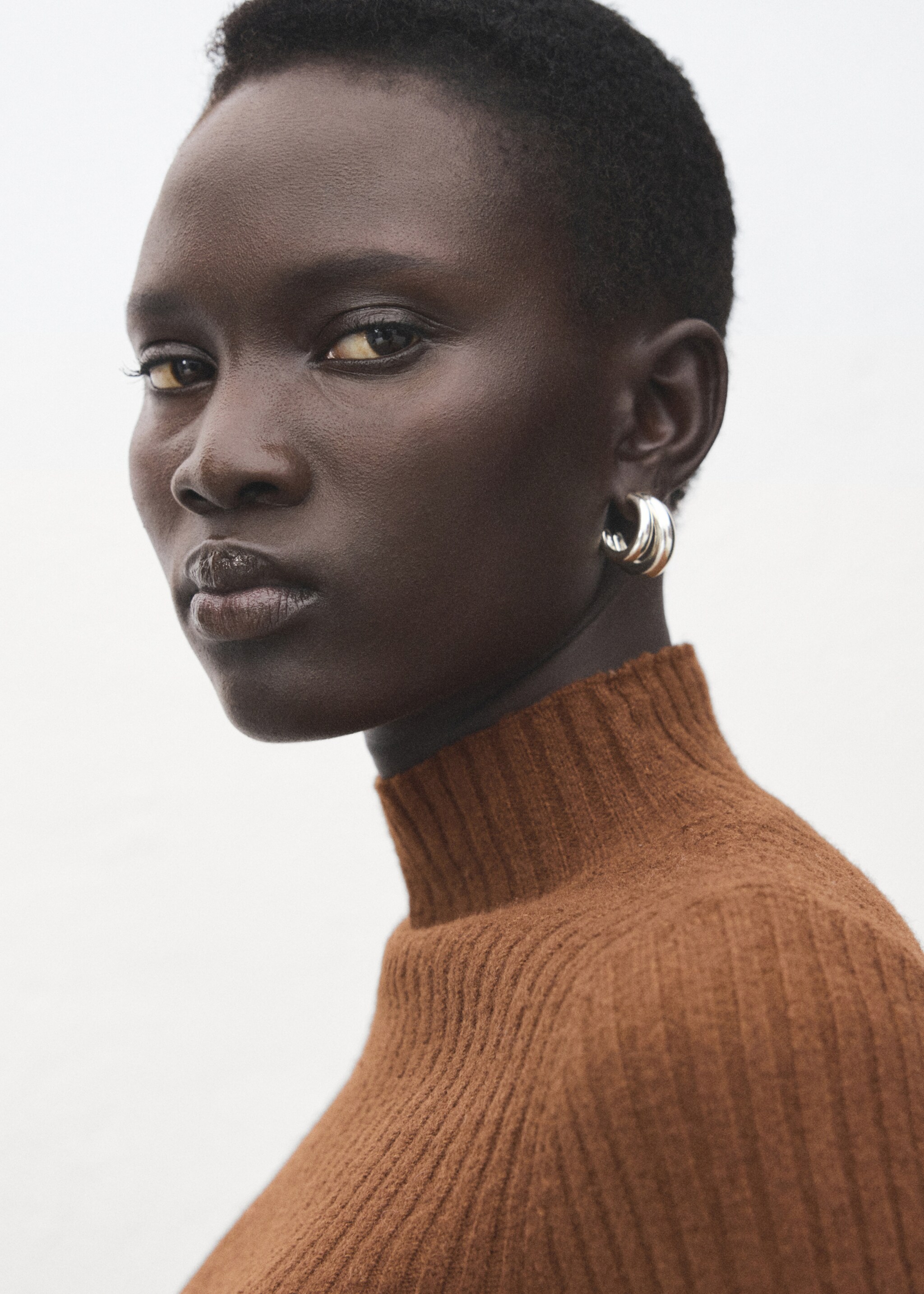 Jersey entallado cuello perkins - Detalle del artículo 1, Caramelo. Ref: 27011289-00.