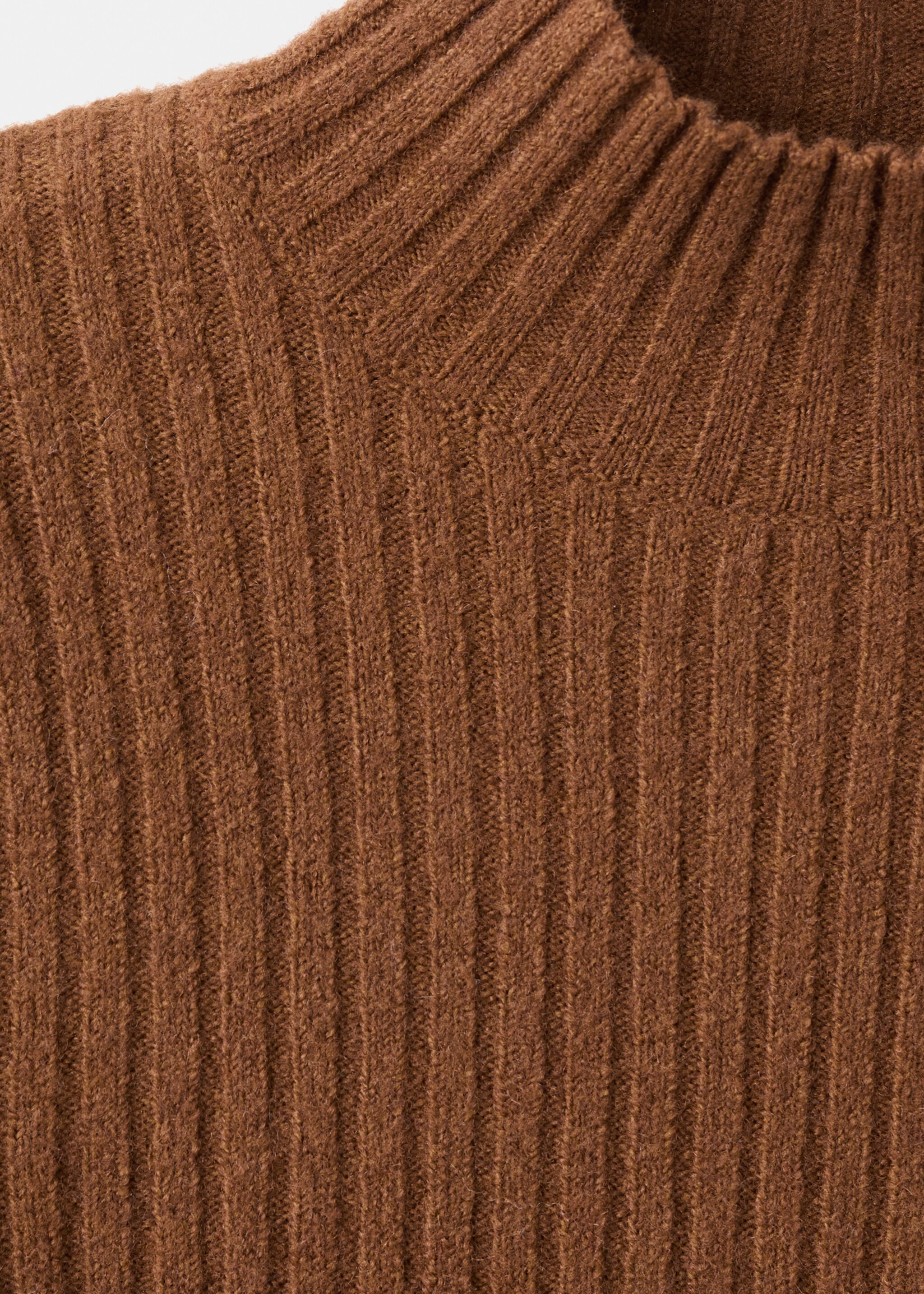 Jersey entallado cuello perkins - Detalle del artículo 8, Caramelo. Ref: 27011289-00.