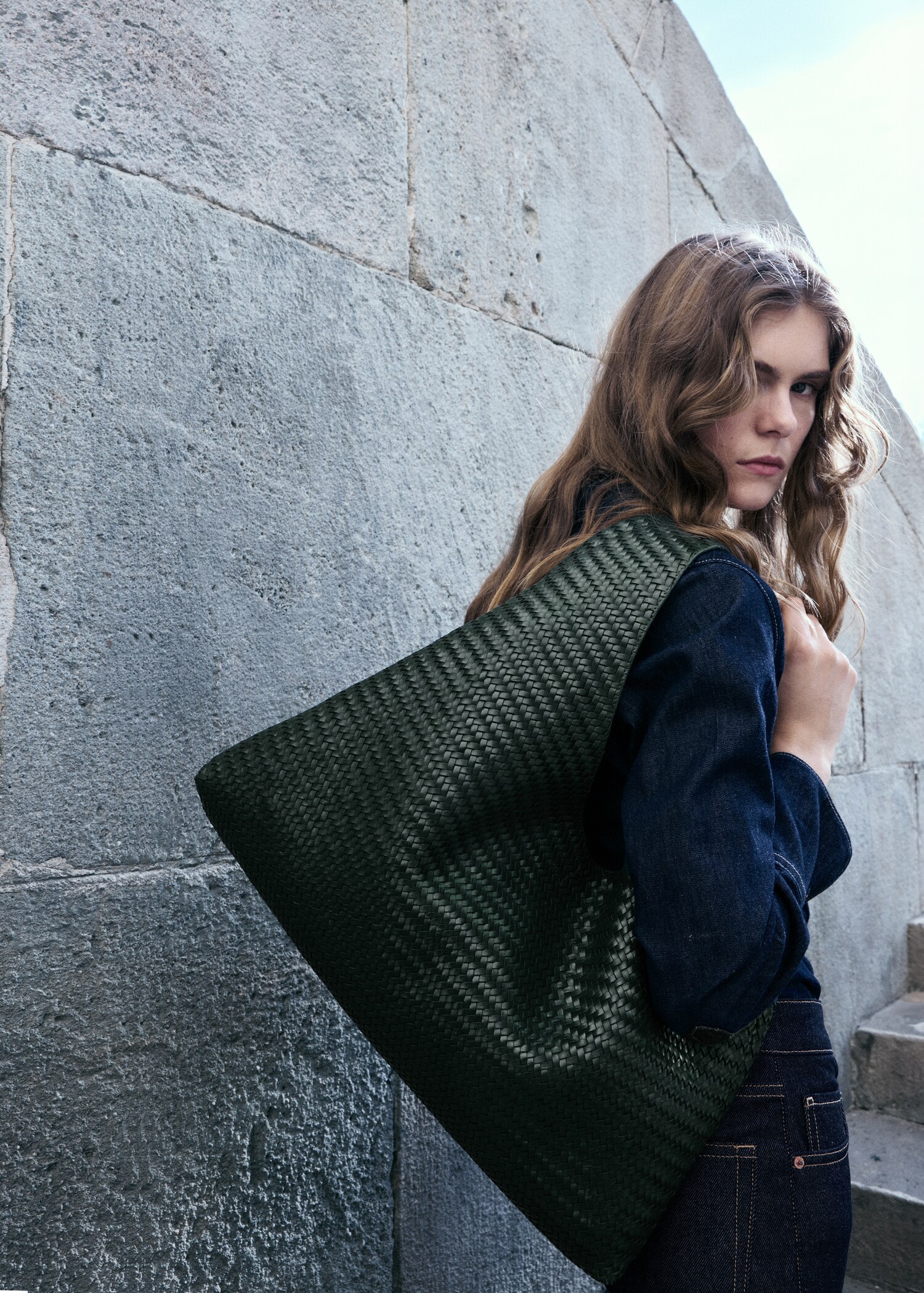 Medium braided leather shoulder bag - Details of the article 9