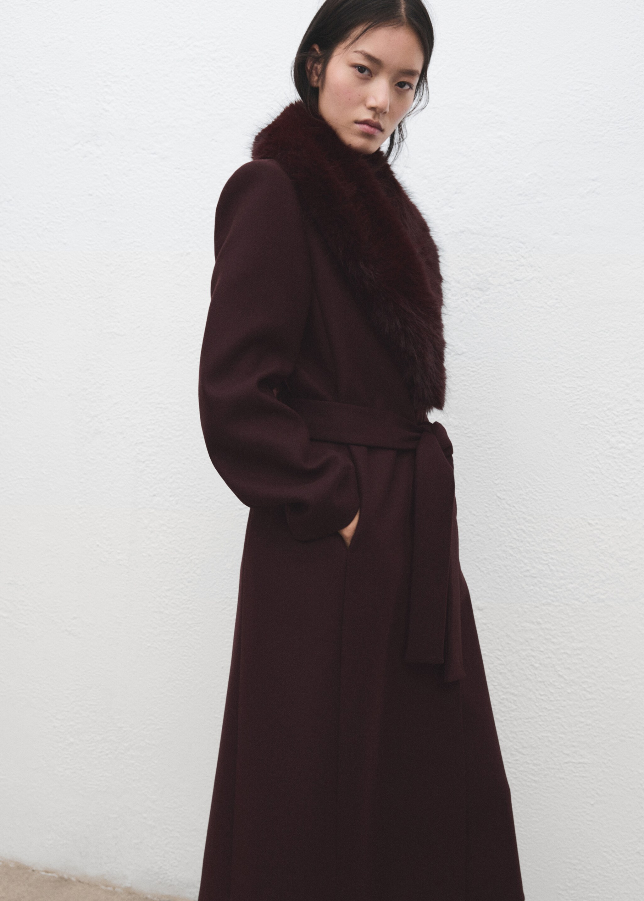 Manteco wool coat with fur collar - Medium plane, Maroon. Ref: 27011303-00.