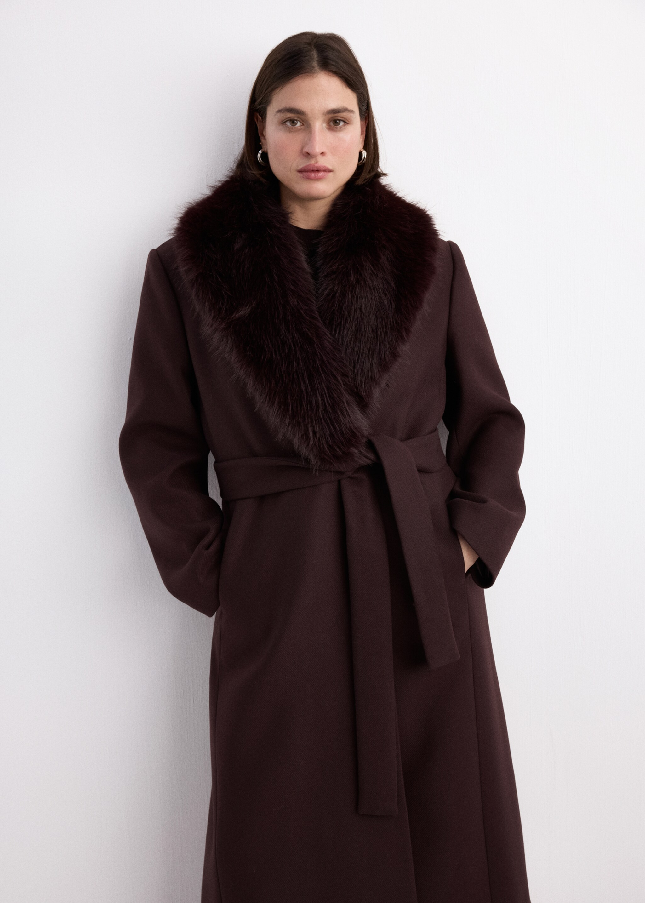 Manteco wool coat with fur collar - Details of the article 4, Maroon. Ref: 27011303-00.