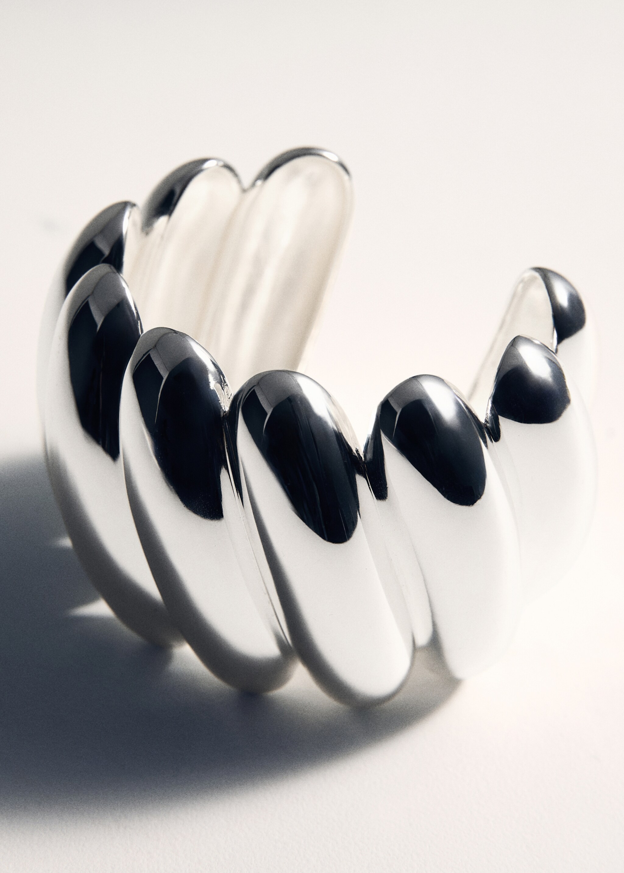 Rigid bracelet with relief - Details of the article 5, Silver. Ref: 27011321-00.