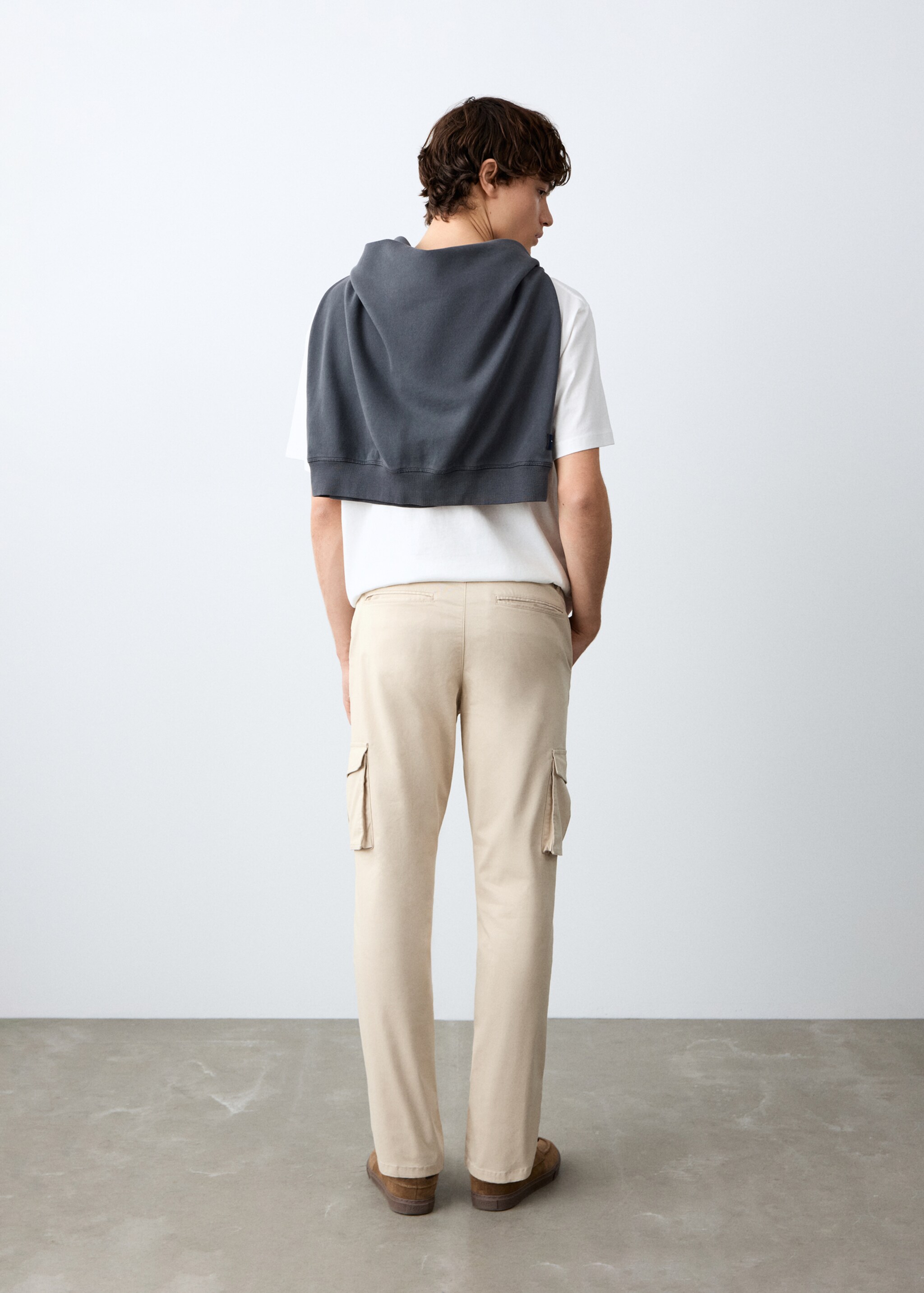 Pantalon droit cargo - Verso de l’article, Gris glacé. Ref: 27011515-00.