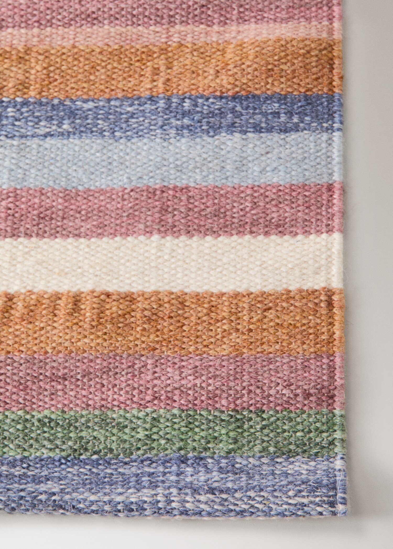 Small multicolored wool rug - Details of the article 2