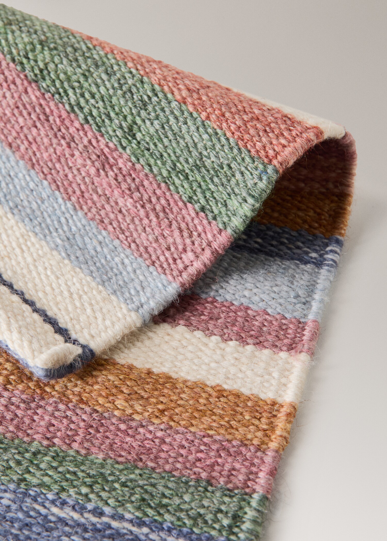 Small multicolored wool rug - Details of the article 3